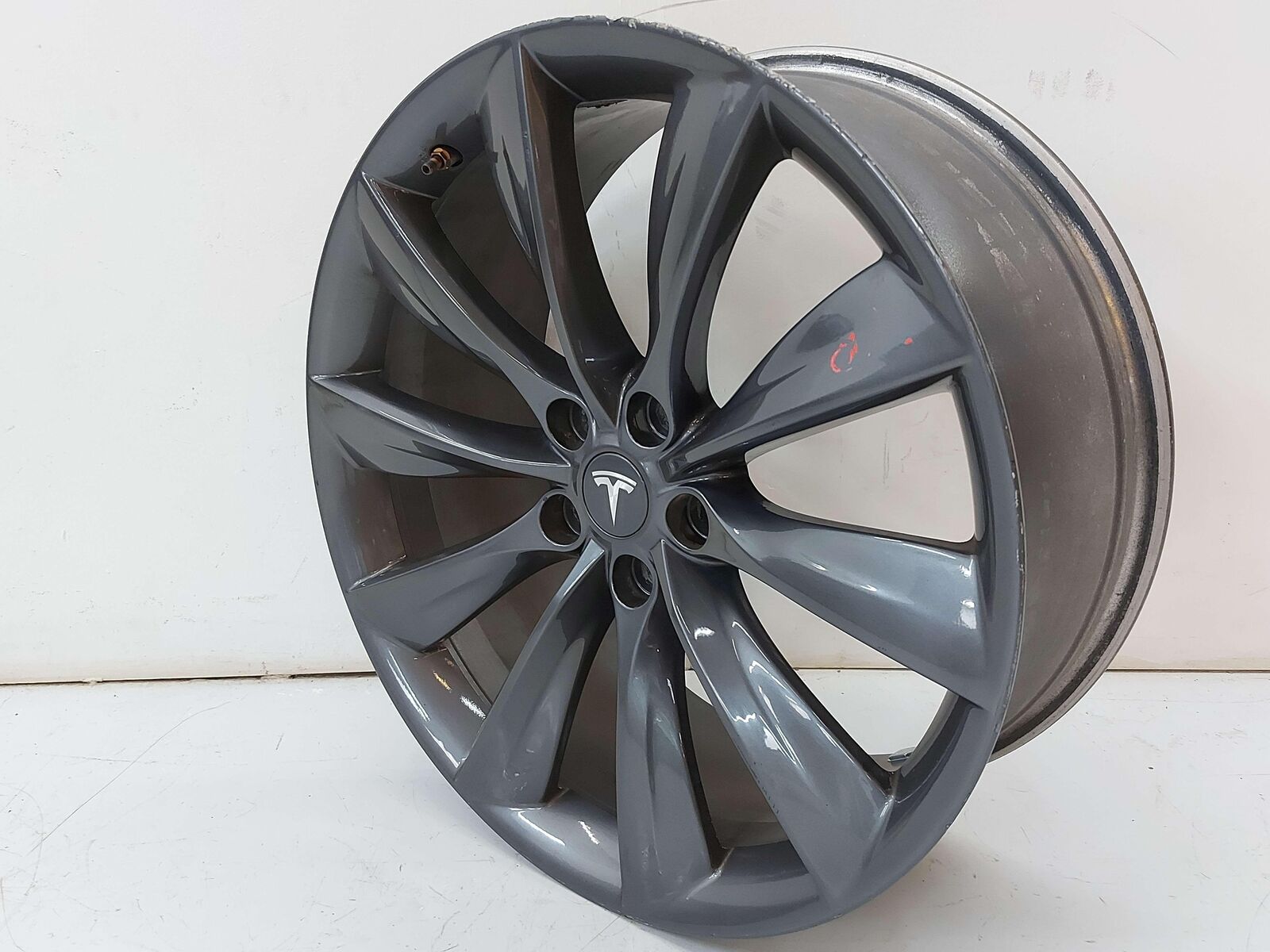 2013 TESLA S WHEEL 21X8.5 GREY TPMS 10 SPOKE 6005868-00-D *LIP RASH SCRATCHES*