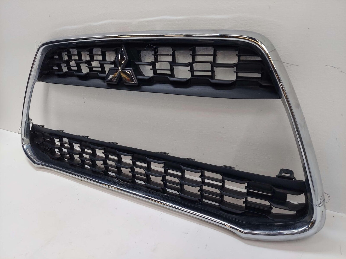 13-15 MITSUBISHI RVR UPPER GRILL GRILLE W/ CHROME SURROUND 6402A318 *NOTE