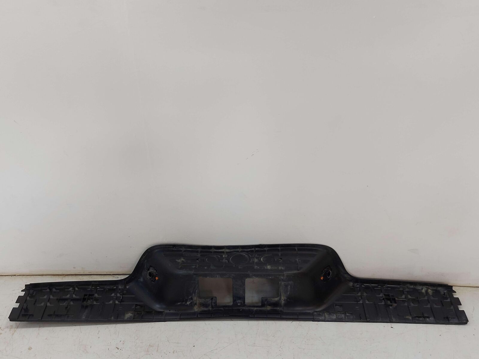 07-13 TOYOTA TUNDRA REAR BUMPER CENTER SECTION STEP PAD 52461-0C040 *NOTES*