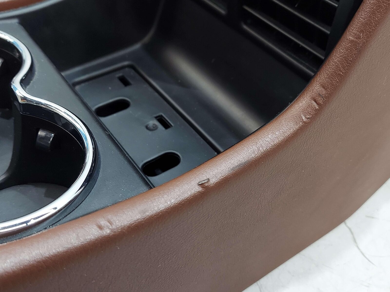 2010 Maserati GranTurismo S M145 Coupe FRONT CONSOLE BROWN LEATHER 69886500