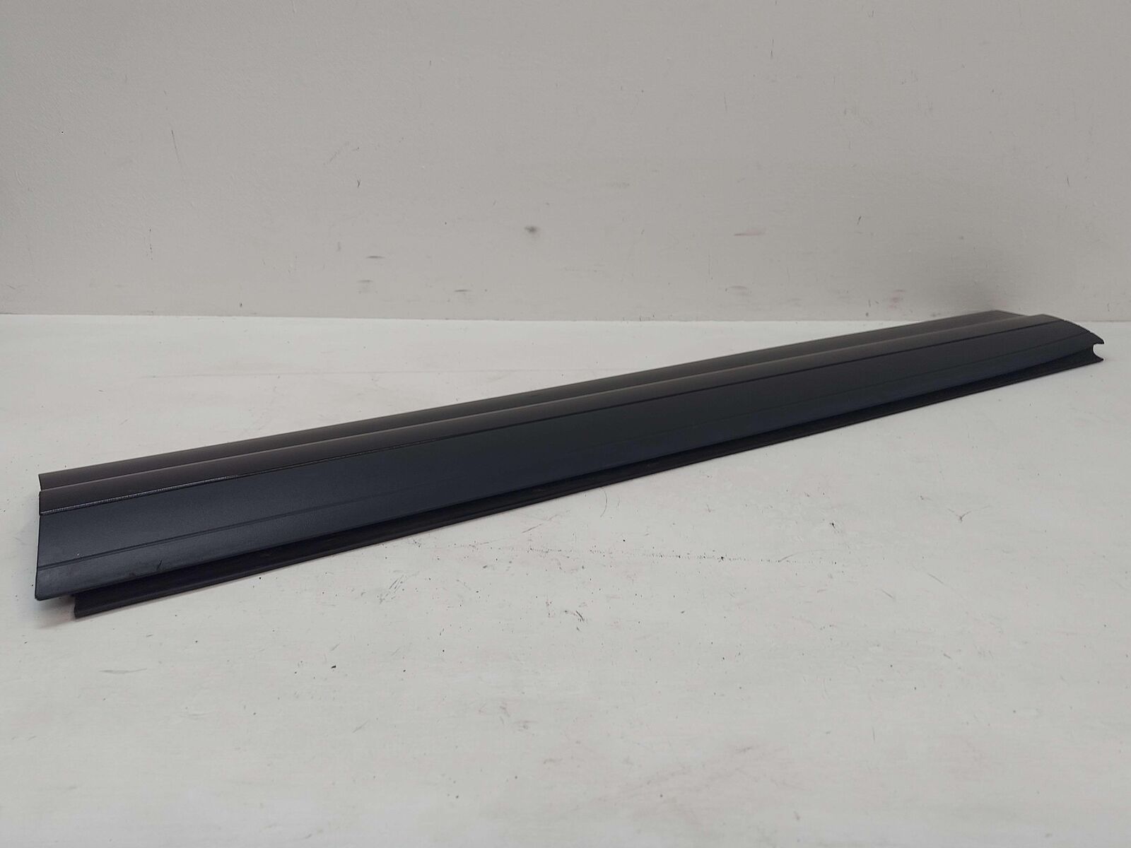 11-18 PORSCHE CAYENNE 958 S E-HYBRID FRONT RIGHT DOOR MOULDING BLACK