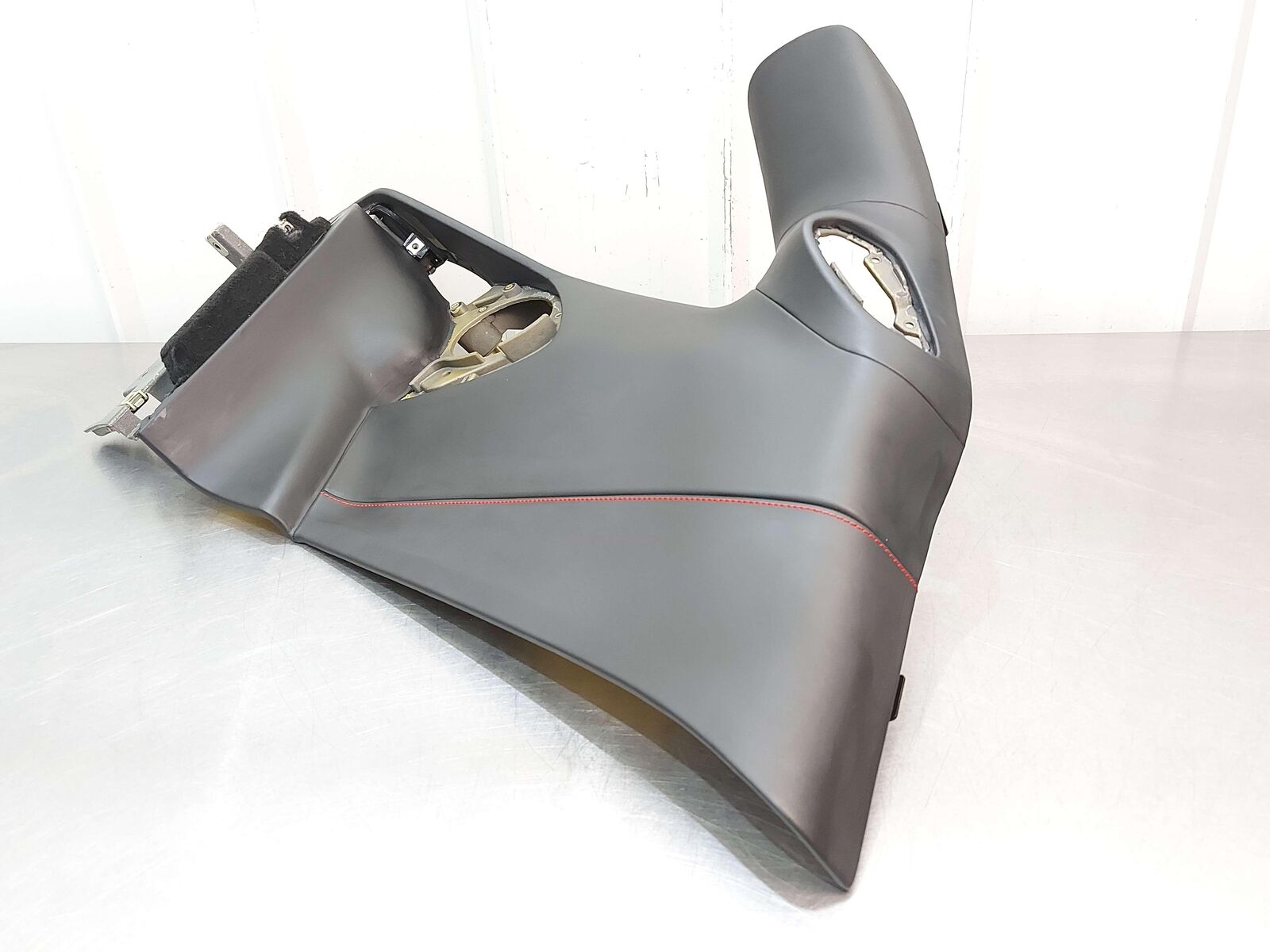 21 FERRARI ROMA F169 REAR LEFT UPPER QUARTER TRIM LEATHER W/RED STITCHING 903741