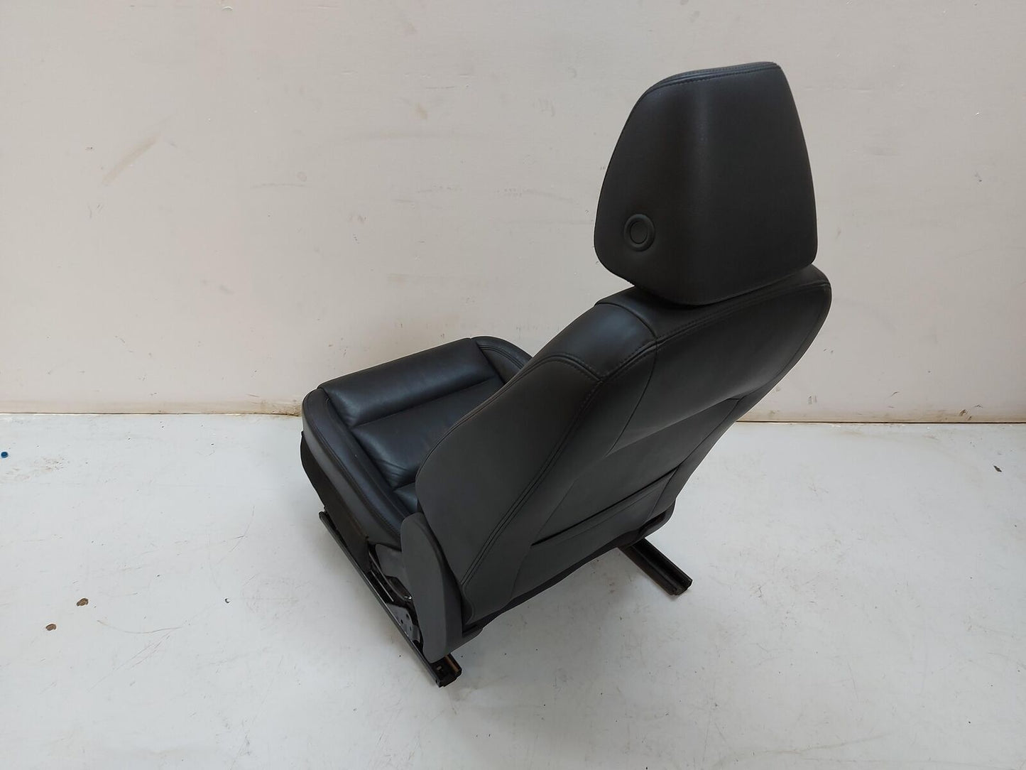 09-17 VW Tiguan Front Seat RH Right Black Leather Manual *notes