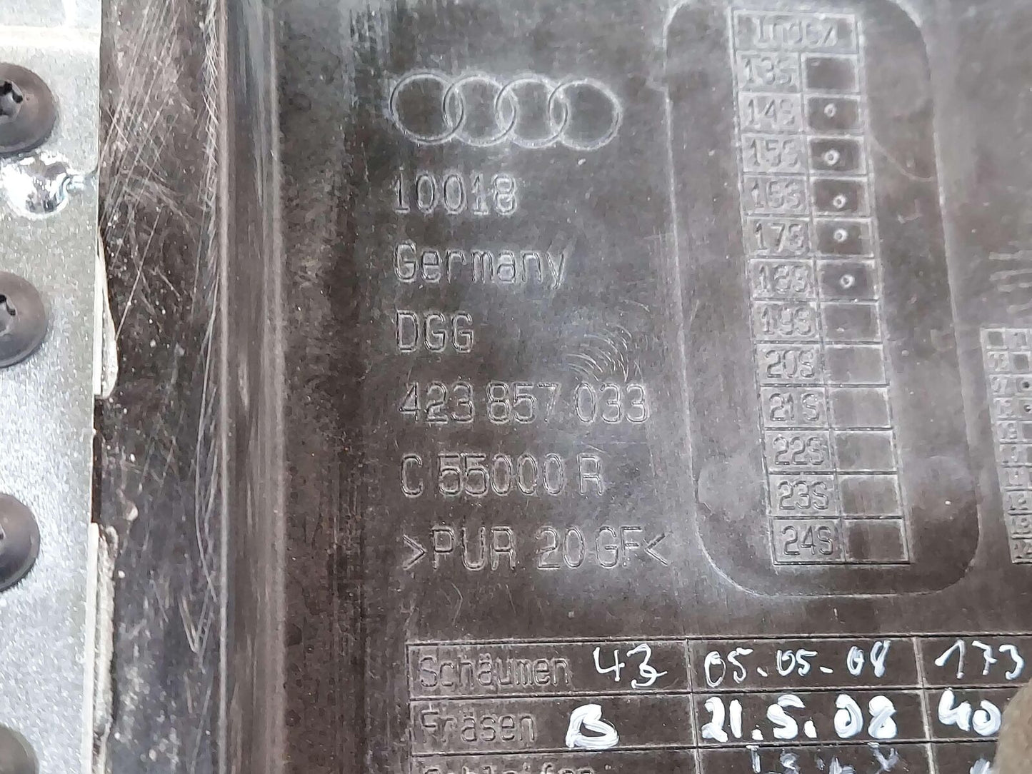 08-15 AUDI R8 DASH PANEL BLACK 423857001E *MINOR TEAR*