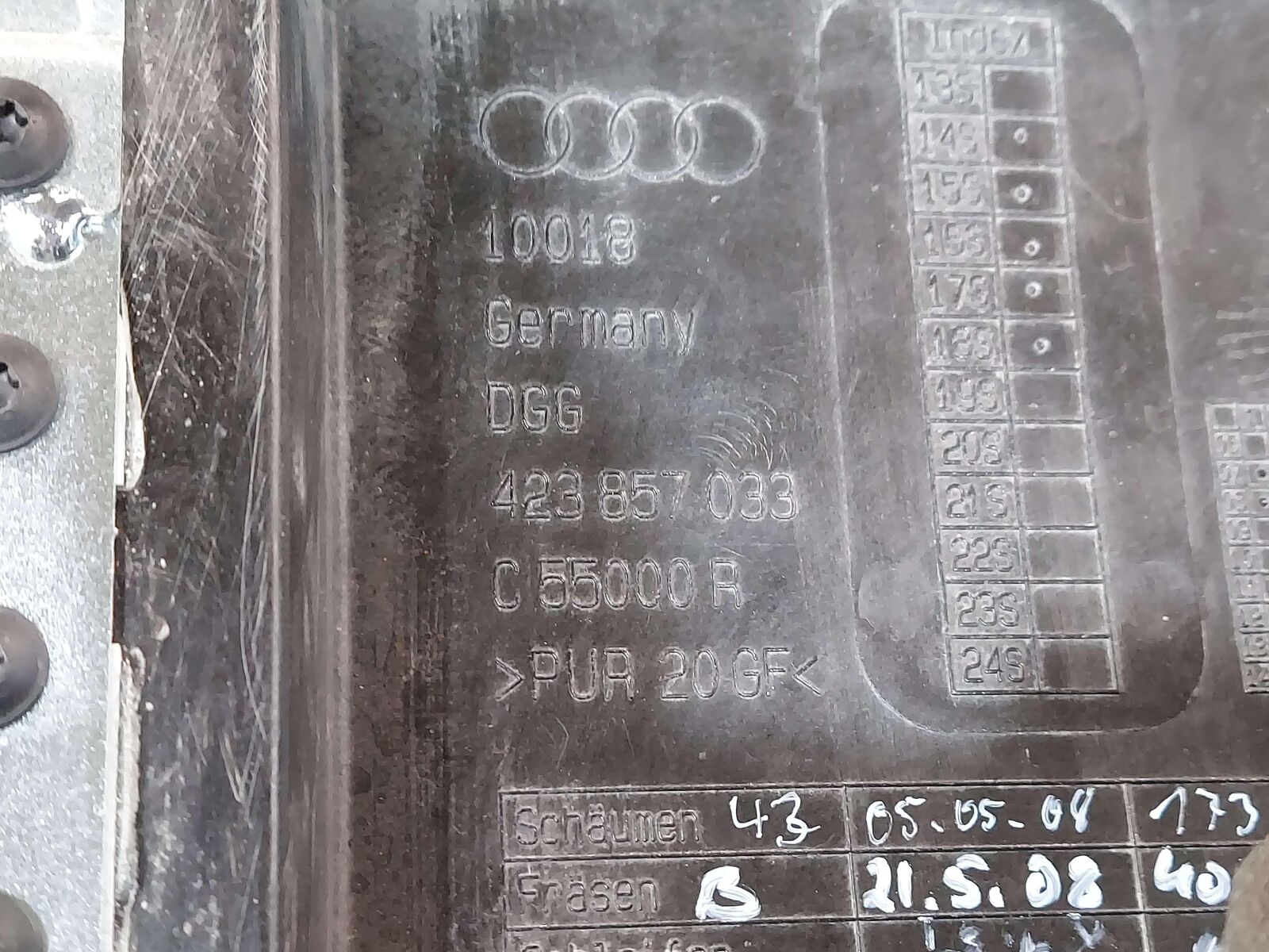 08-15 AUDI R8 DASH PANEL BLACK 423857001E *MINOR TEAR*