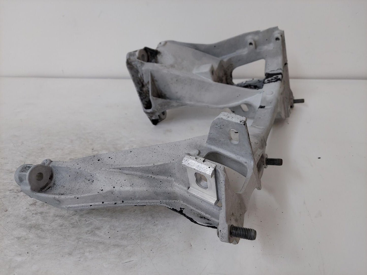 14-19 PORSCHE CAYMAN 718 REAR LEFT SUB FRAME CROSSMEMBER SIDE END SECTION