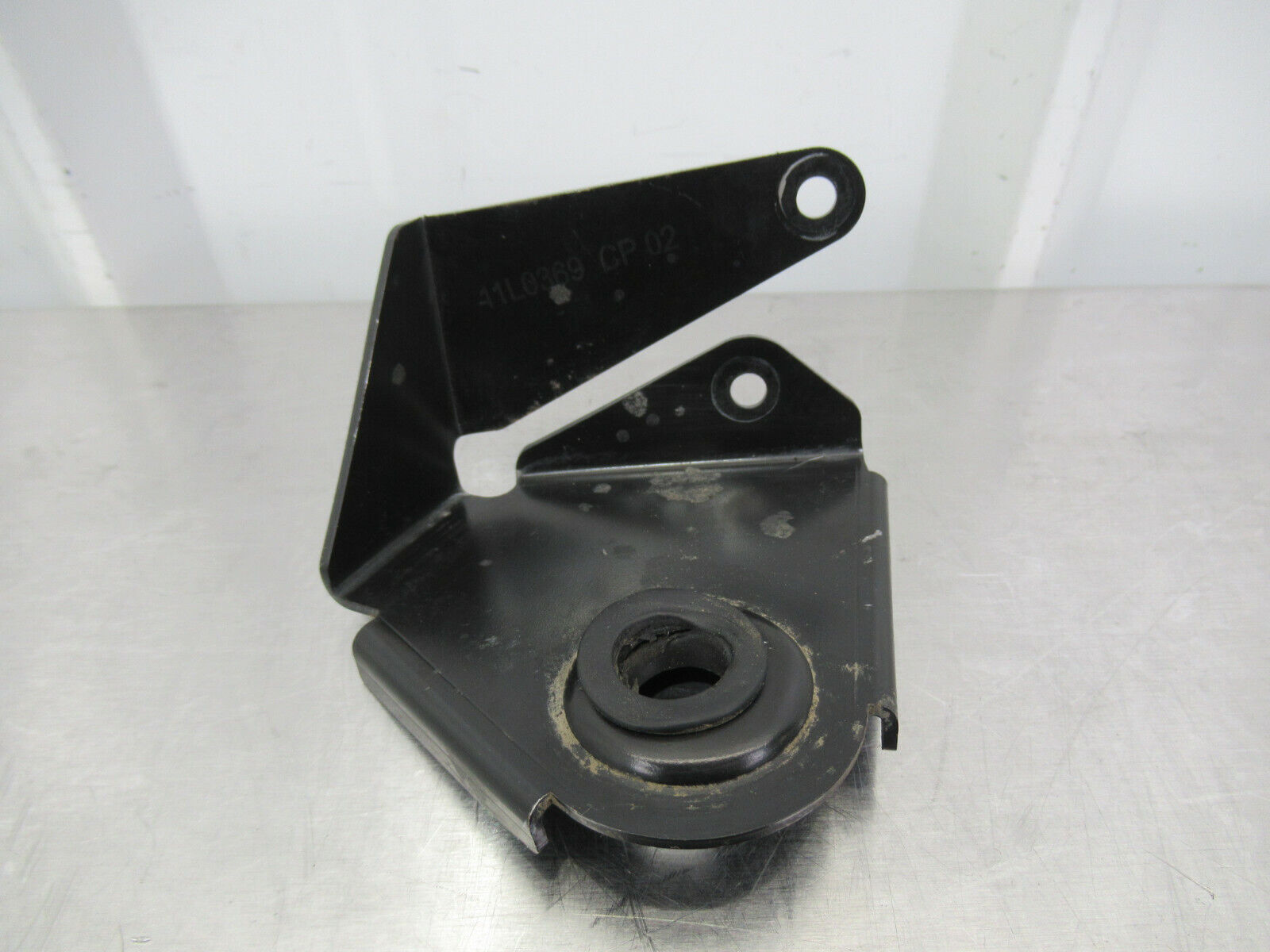 T020 2016 16 MCLAREN 570S LH LEFT LOWER RADIATOR MOUNT BRACKET #21 11L0369CP