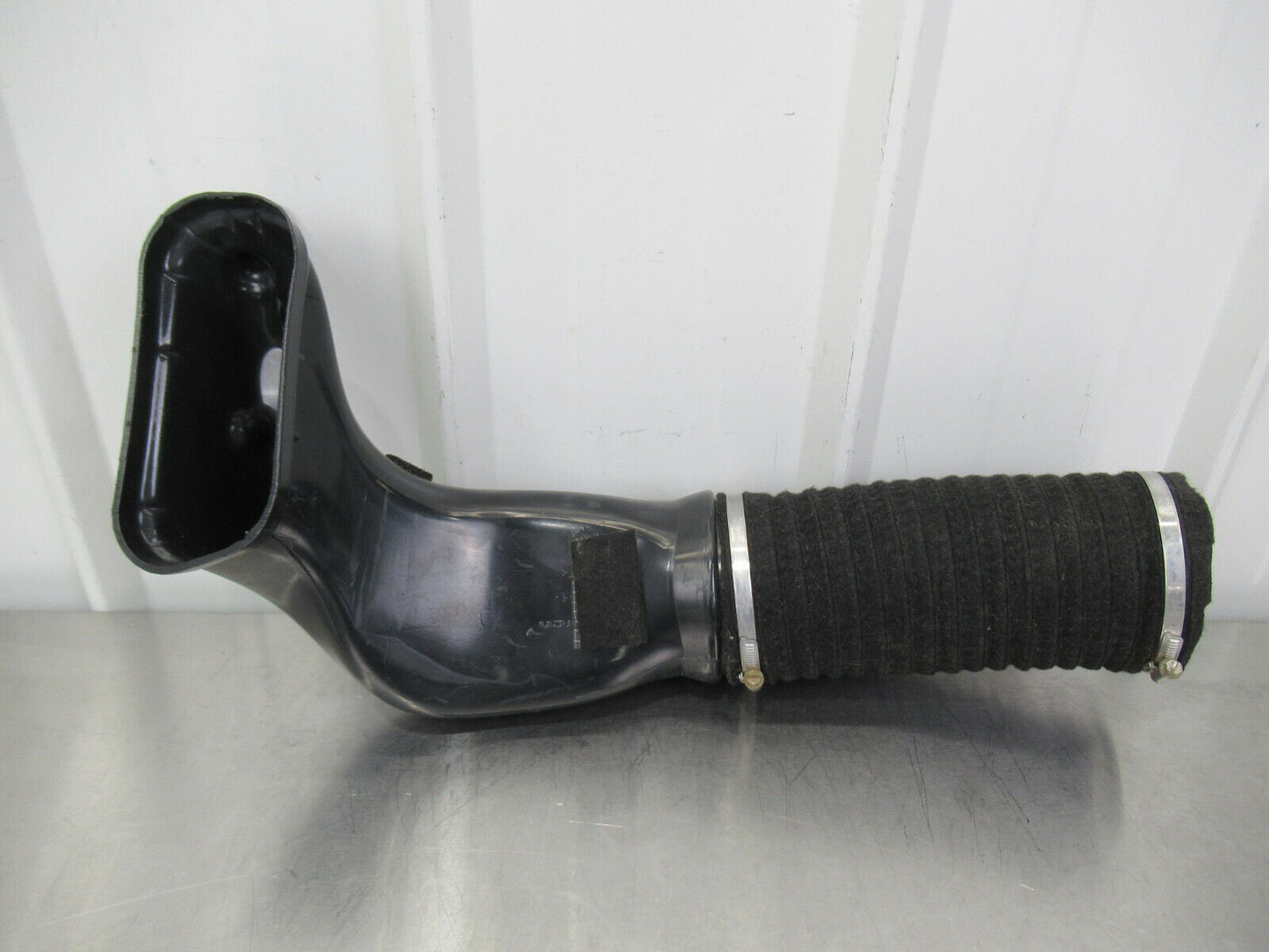 T020 2016 16 MCLAREN 570S RH RIGHT INTAKE AIR DUCT TUBE 13F0683CP