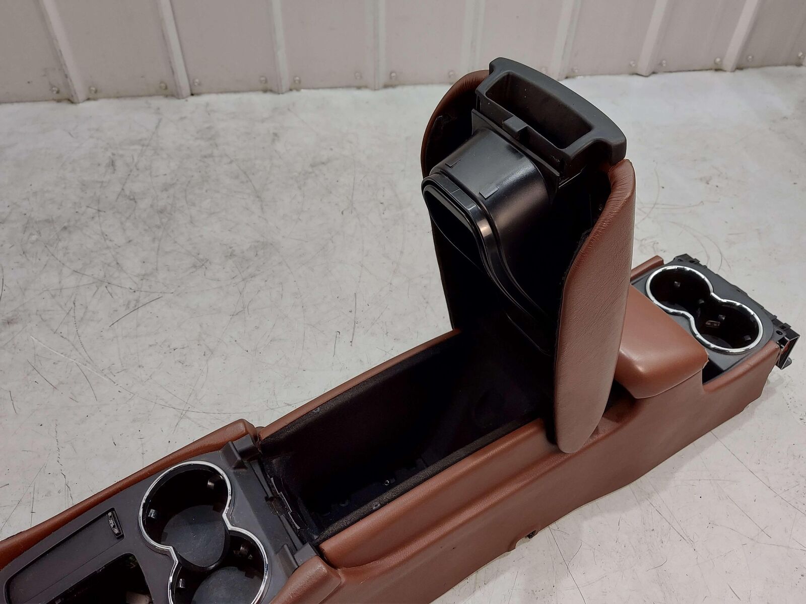 2010 Maserati GranTurismo S M145 Coupe FRONT CONSOLE BROWN LEATHER 69886500