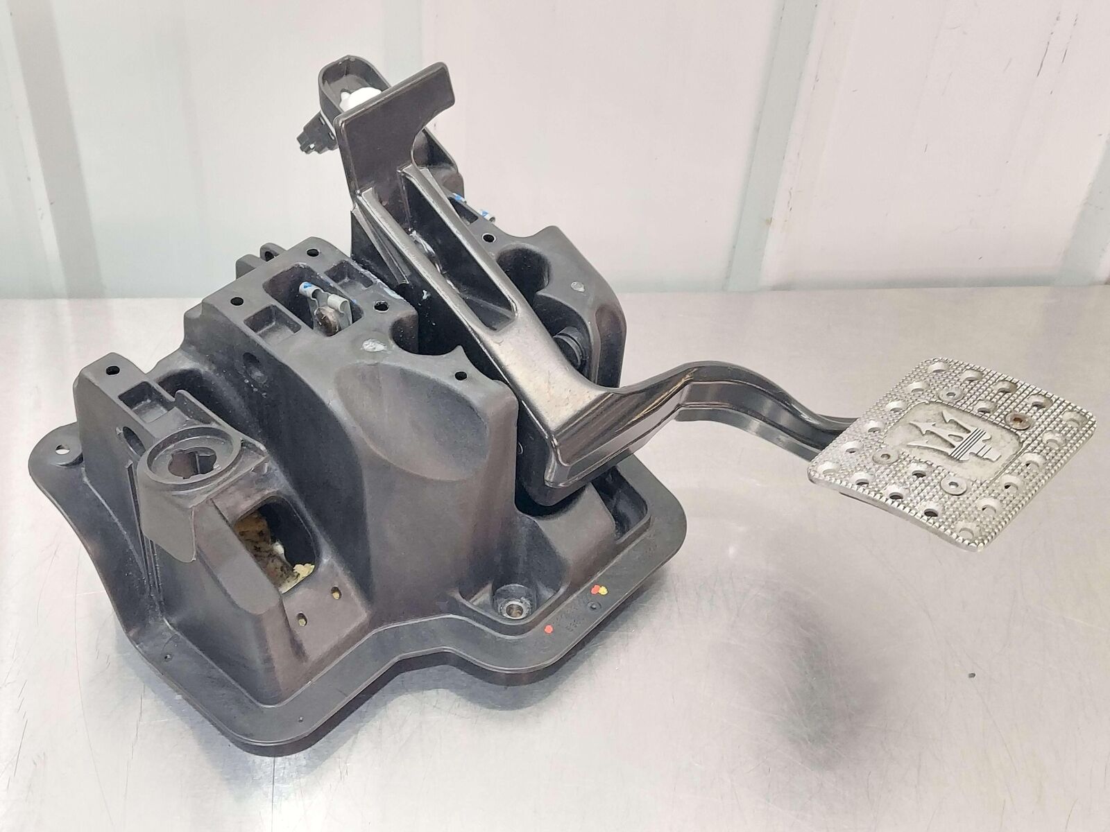 2010 Maserati GranTurismo S M145 Coupe BRAKE PEDAL & MOUNT 3801390030