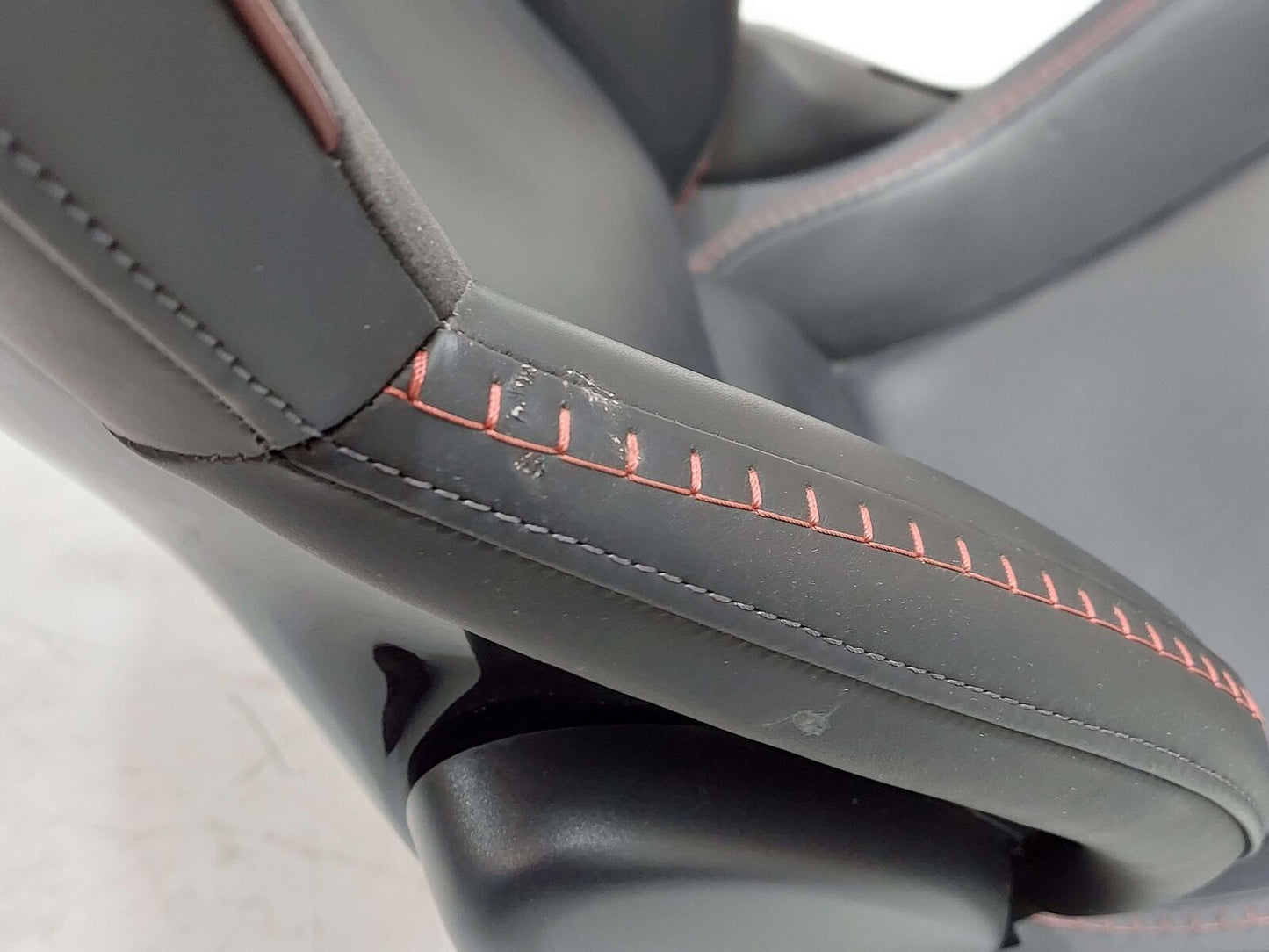 2021 MCLAREN GT SEAT DRIVER LEFT BLACK ALCANTARA W/ RED INSERTS *NOTES*