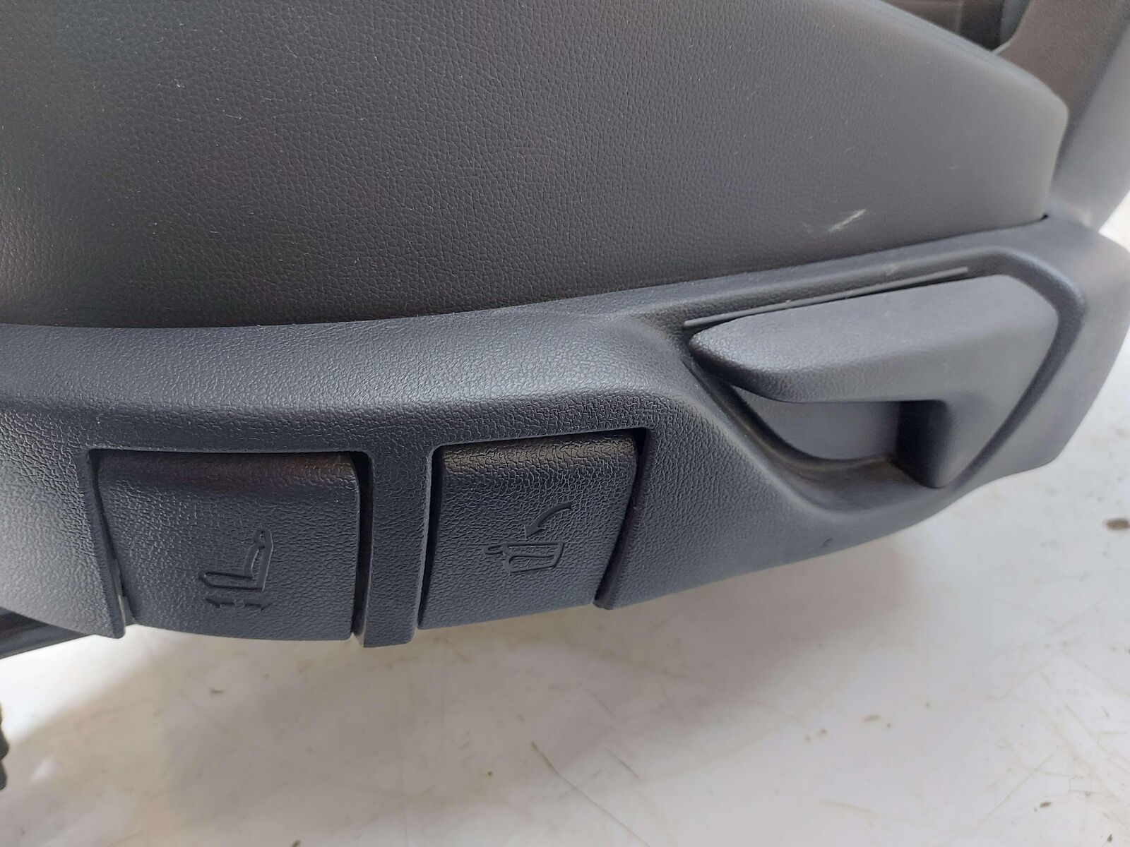 2020 TOYOTA HIGHLANDER REAR LEFT SEAT BLACK VINYL W/ BUCKLE *NOTE