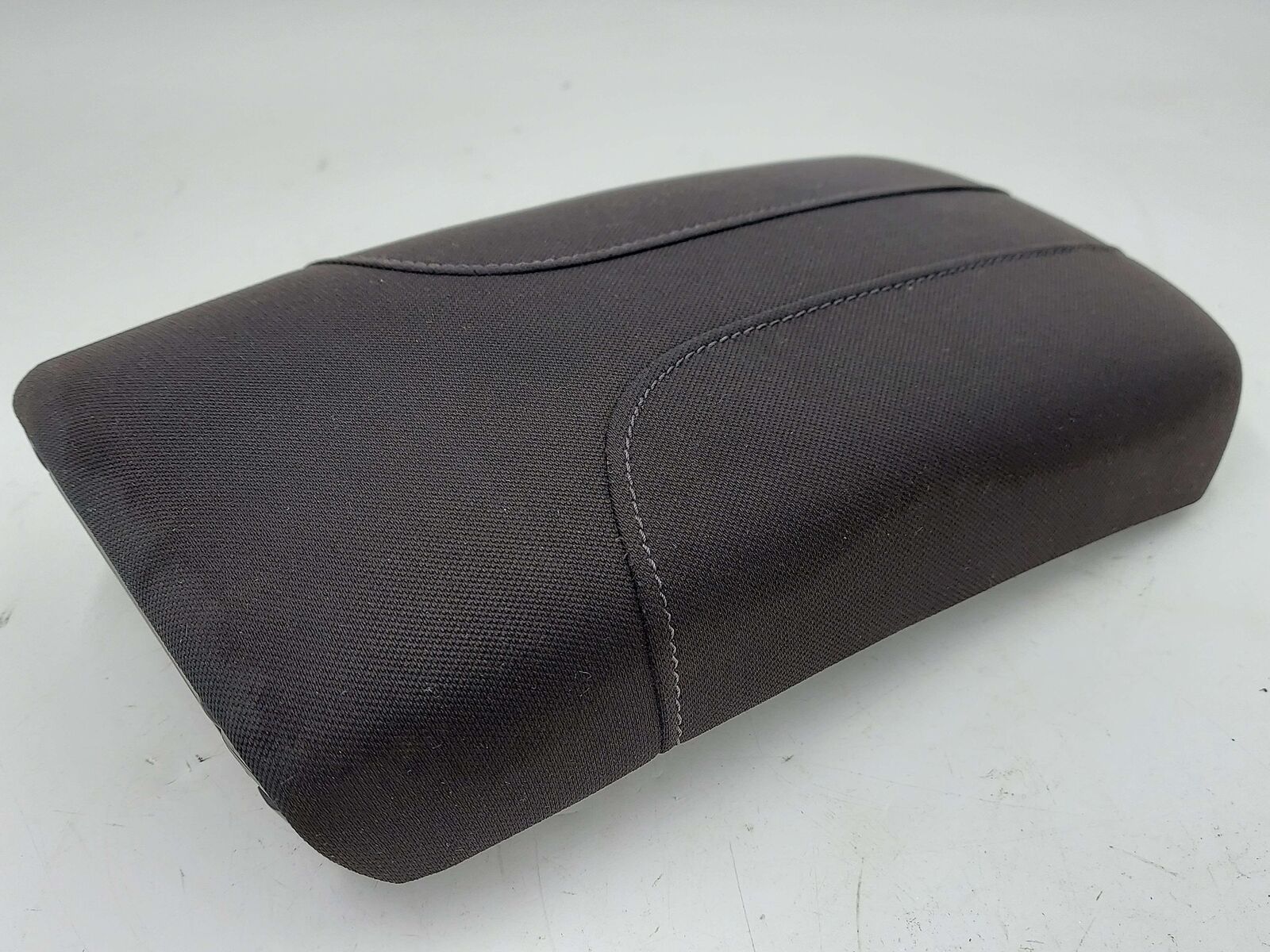 18 NISSAN QASHQAI FRONT CONSOLE ARMREST LID BLACK CLOTH W/ WHITE STITCHING