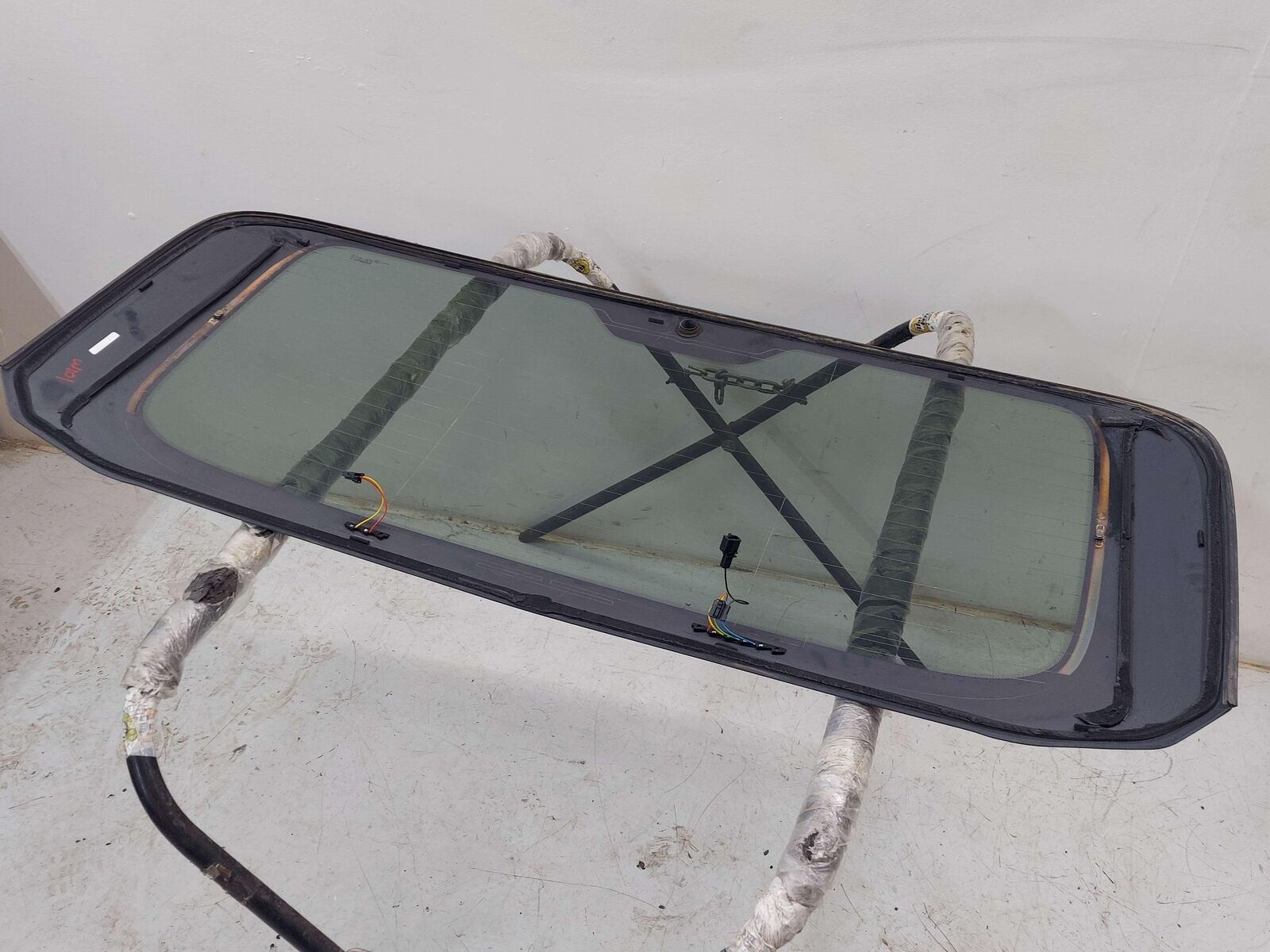 11-18 PORSCHE CAYENNE 958 92A REAR WINDOW GLASS 7P5845051AA *MINOR SCRTACHES*