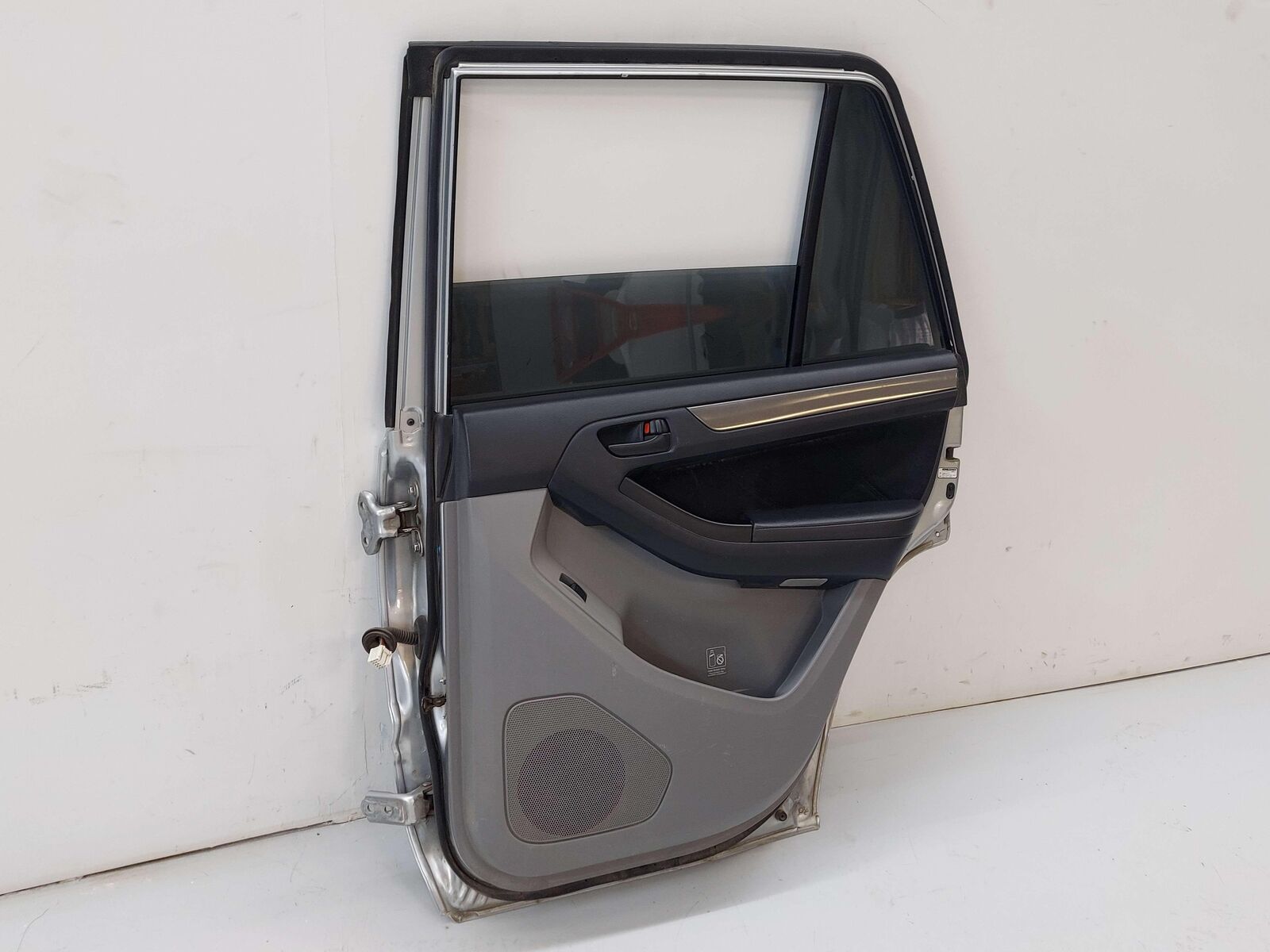 03-09 TOYOTA 4RUNNER REAR RIGHT DOOR SILVER 8R1 *NOTE