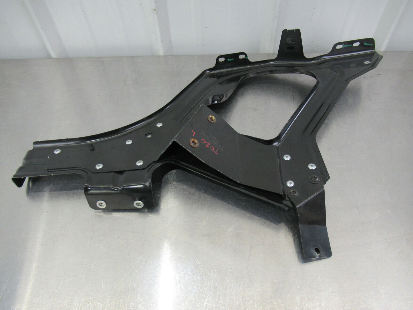 T020 2016 16 MCLAREN 570S LH LEFT QUARTER PANEL MOUNT BRACKET #18 13A4882CP