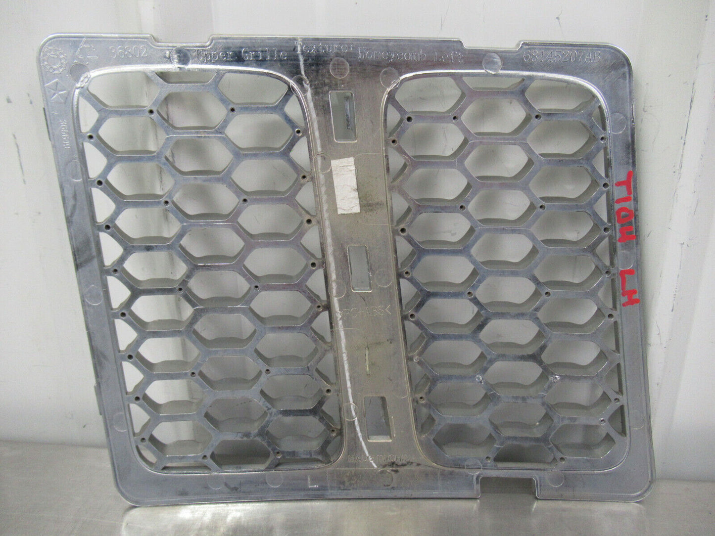 T104 2015 15 GRAND CHEROKEE SUMMIT UPPER LEFT GRILL #1 68145207AB