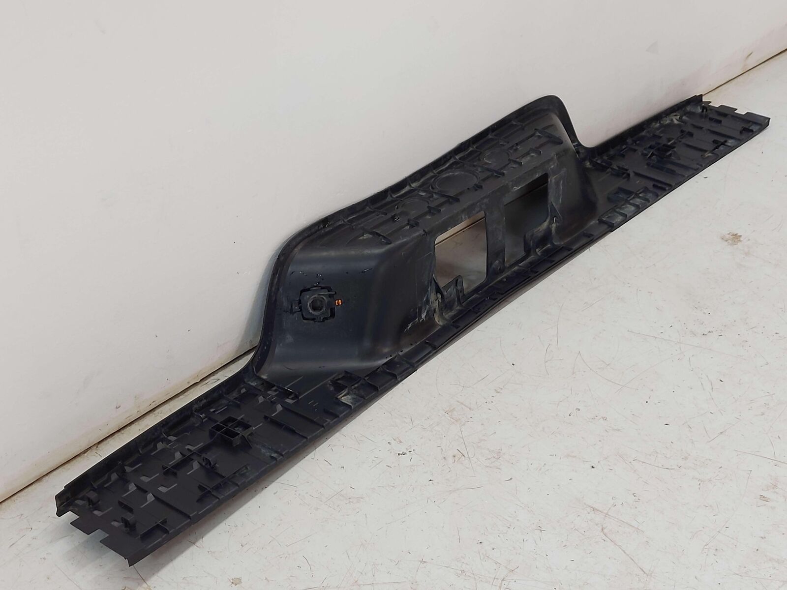 07-13 TOYOTA TUNDRA REAR BUMPER CENTER SECTION STEP PAD 52461-0C040 *NOTES*