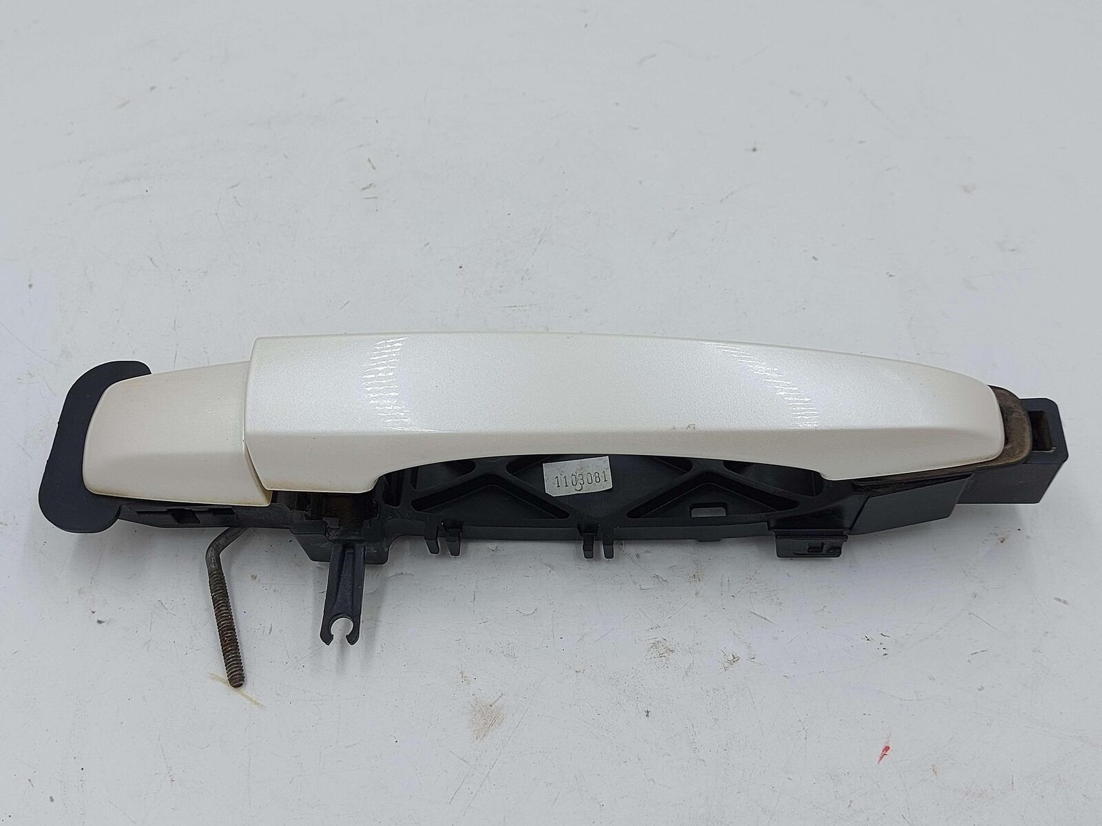 04-09 CADILLAC SRX RIGHT EXTERIOR DOOR HANDLE WHITE DIAMOND PEARL WA800J *CHIP*