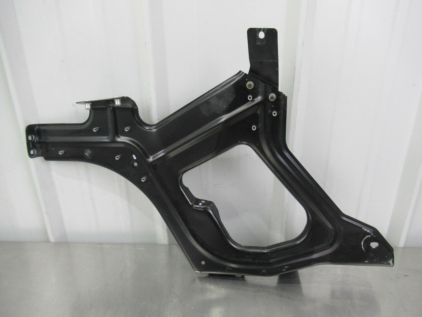 T020 2016 16 MCLAREN 570S LH LEFT QUARTER PANEL MOUNT BRACKET #18 13A4882CP