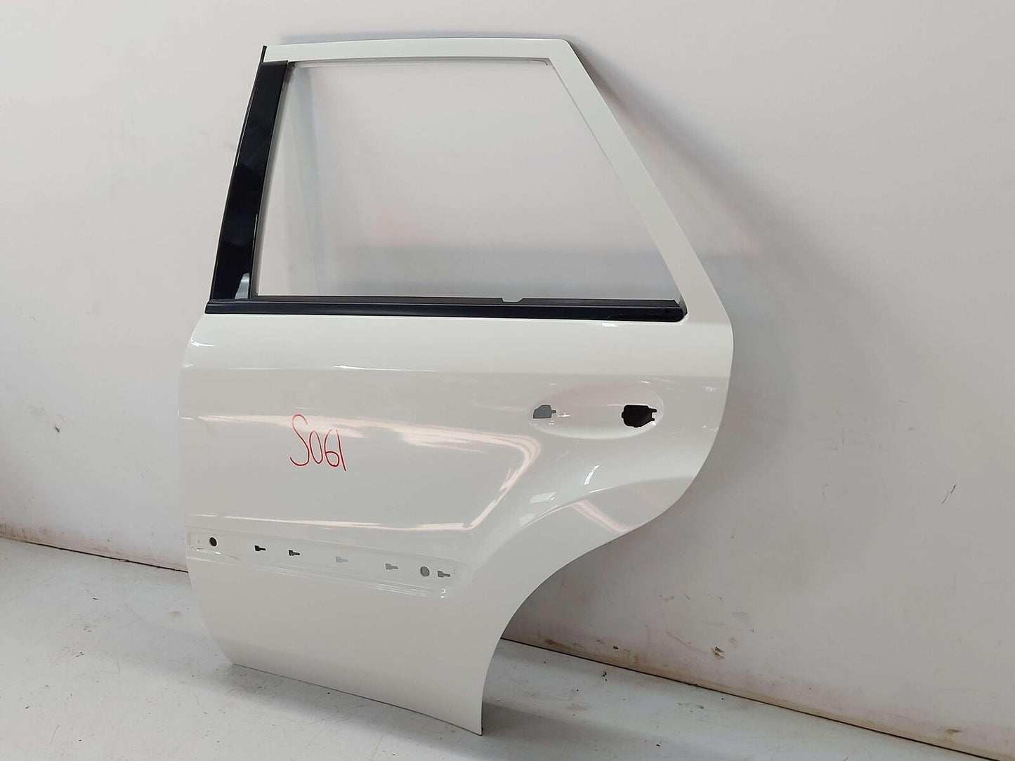 06-11 MERCEDES ML63 AMG W164 REAR LEFT DOOR CALCITE WHITE 65OU