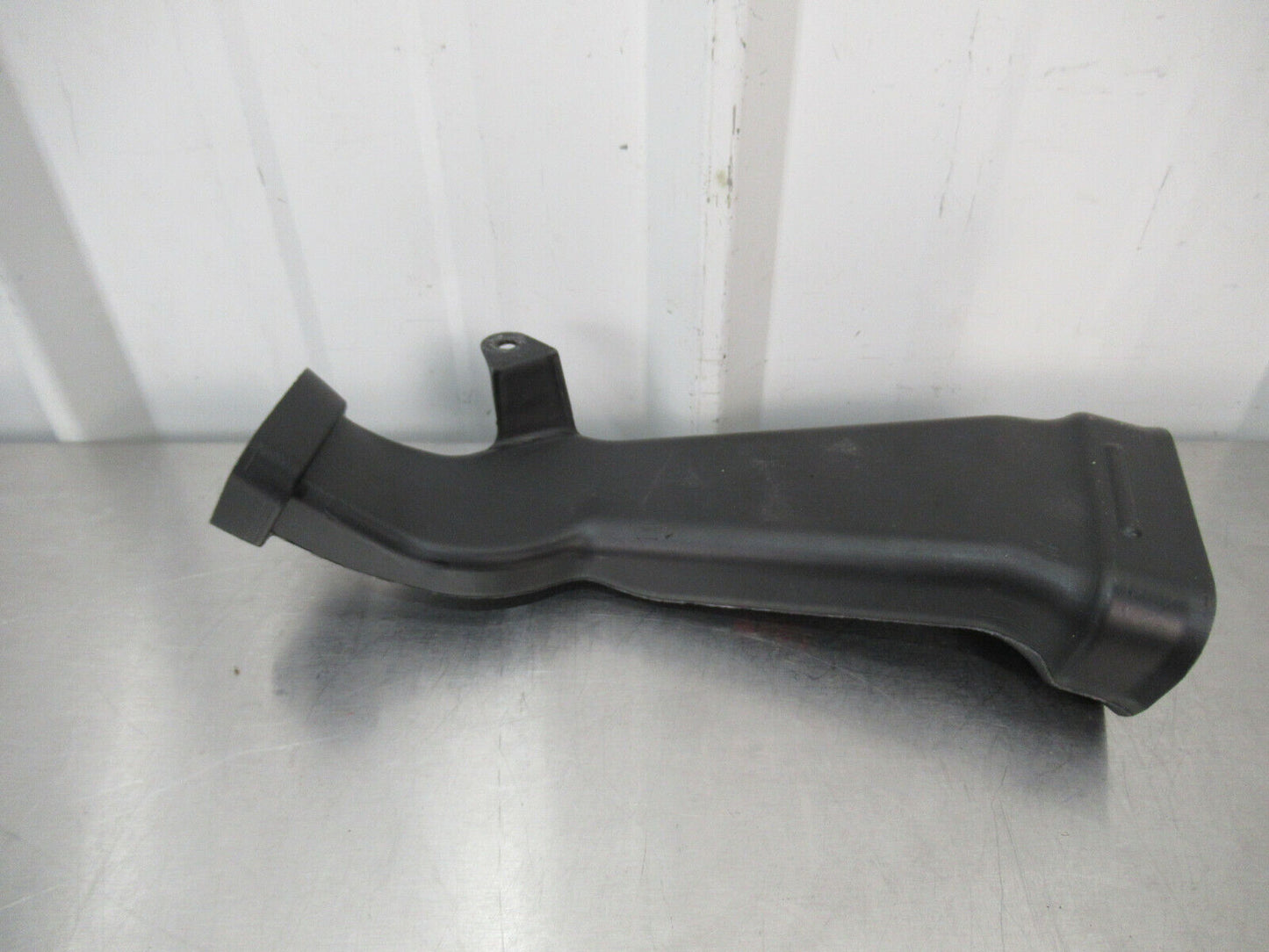 T081 2009 09 AUDI R8 DASH PANEL AIR DUCT #4 423819722