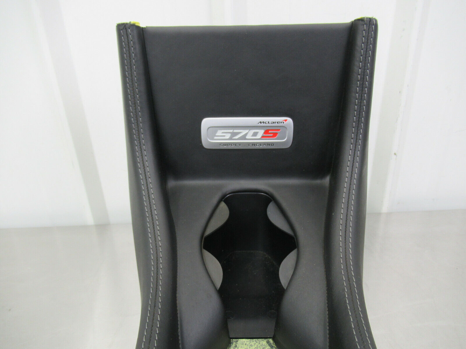 T020 2016 16 MCLAREN 570S CENTER CONSOLE BARE