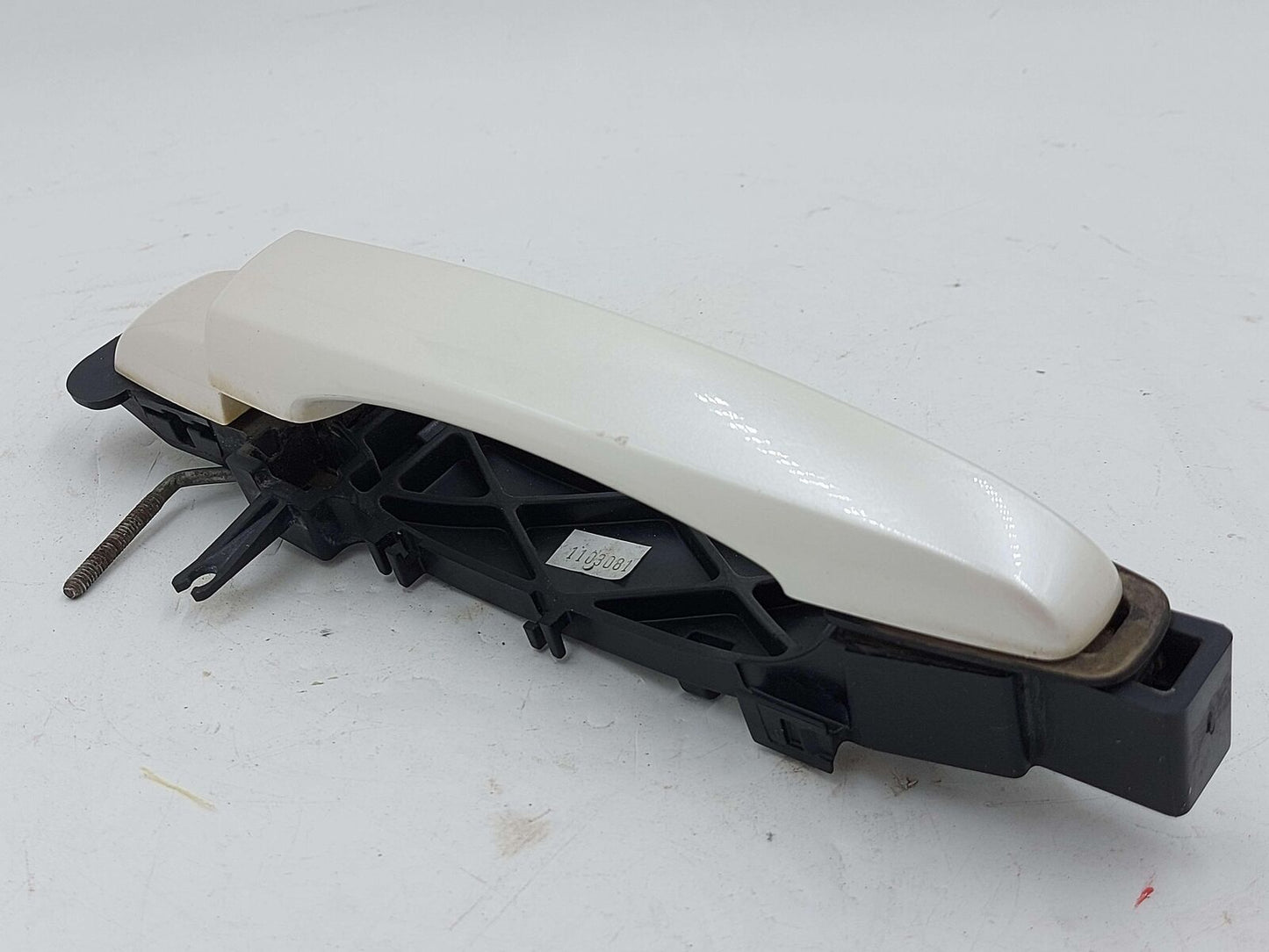 04-09 CADILLAC SRX RIGHT EXTERIOR DOOR HANDLE WHITE DIAMOND PEARL WA800J *CHIP*