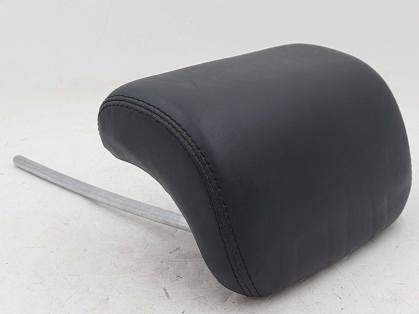 06-11 MERCEDES ML63 AMG W164 CENTER HEADREST BLACK LEATHER *MINOR SCRATCH*