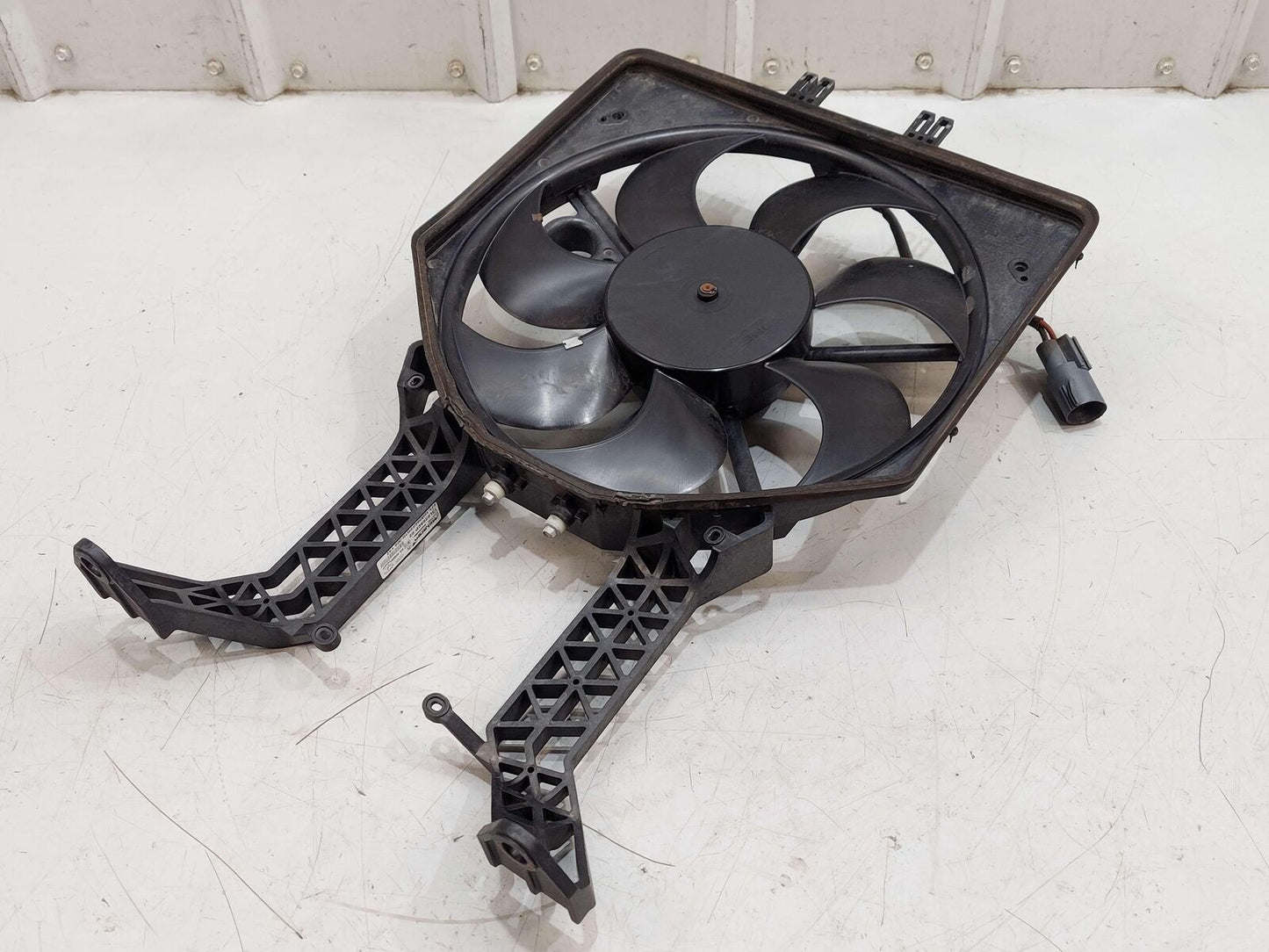 2017 MCLAREN 570S RIGHT ELECTRIC COOLING FAN MOTOR 13L0208CP *DEFORMED TRIM*