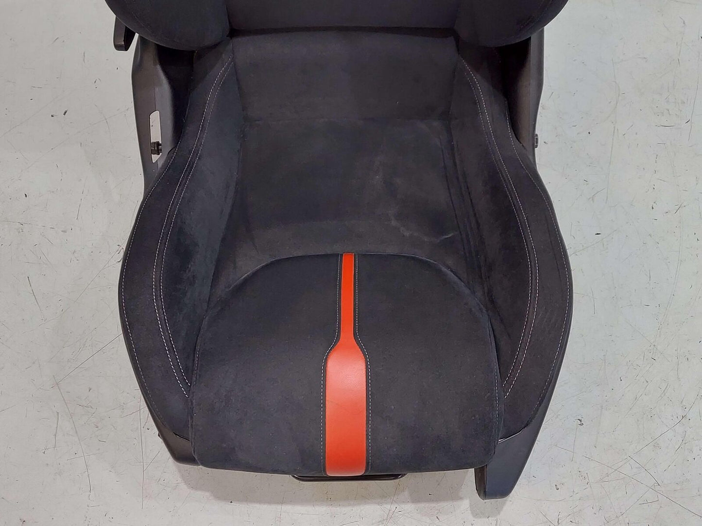 2016 MCLAREN 540C FRONT RIGHT SEAT MANUAL BLACK ALCANTARA & RED LEATHER *NOTE