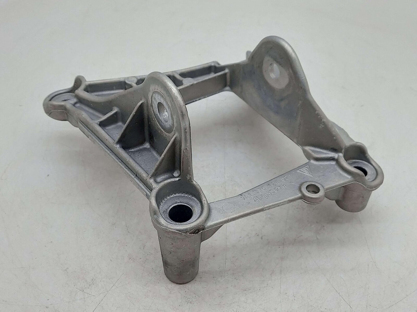 2016 PORSCHE CAYMAN GT4 981 FRONT ENGINE MOTOR MOUNT SUPPORT BRACKET 9A137512402