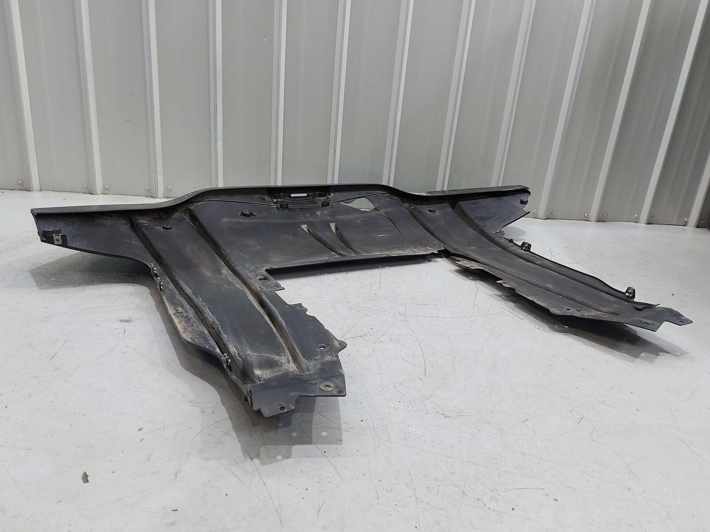 2021 MCLAREN GT REAR BUMPER LOWER DIFFUSER *CRACKED HOLES SCRATCHES* 22AC390GP