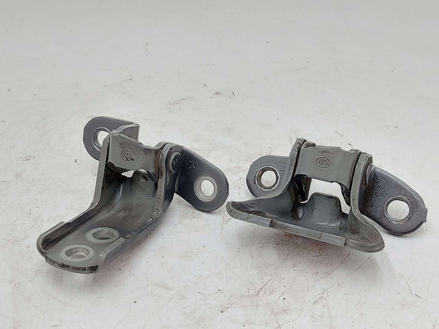 2014 TOYOTA 4RUNNER FRONT RIGHT UPPER & LOWER DOOR HINGE MAGNETIC GRAY 1G3