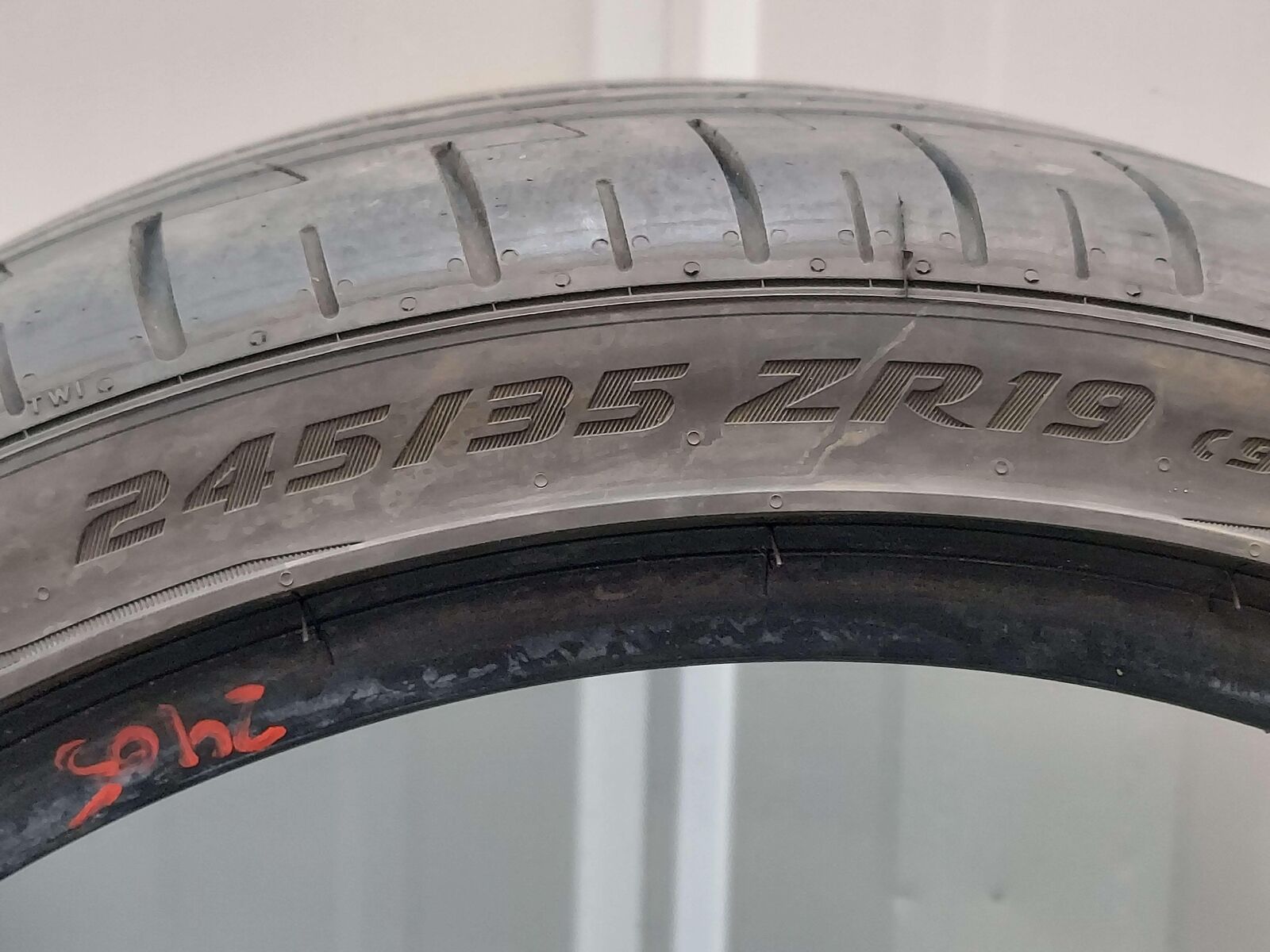 TIRE PAIR PIRELLI P ZERO PZ4 SPORT 245/35ZR19 7-8/32 FROM MCLAREN 720S