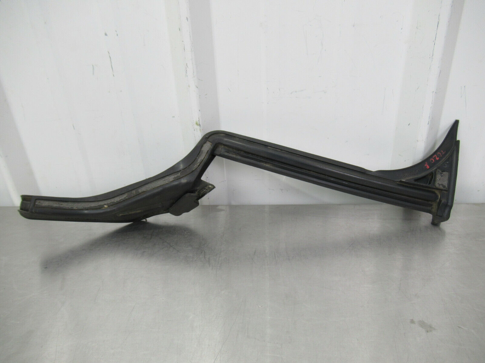 T020 2016 16 MCLAREN 570S RH RIGHT WEATHERSTRIP #2 13A6349CP