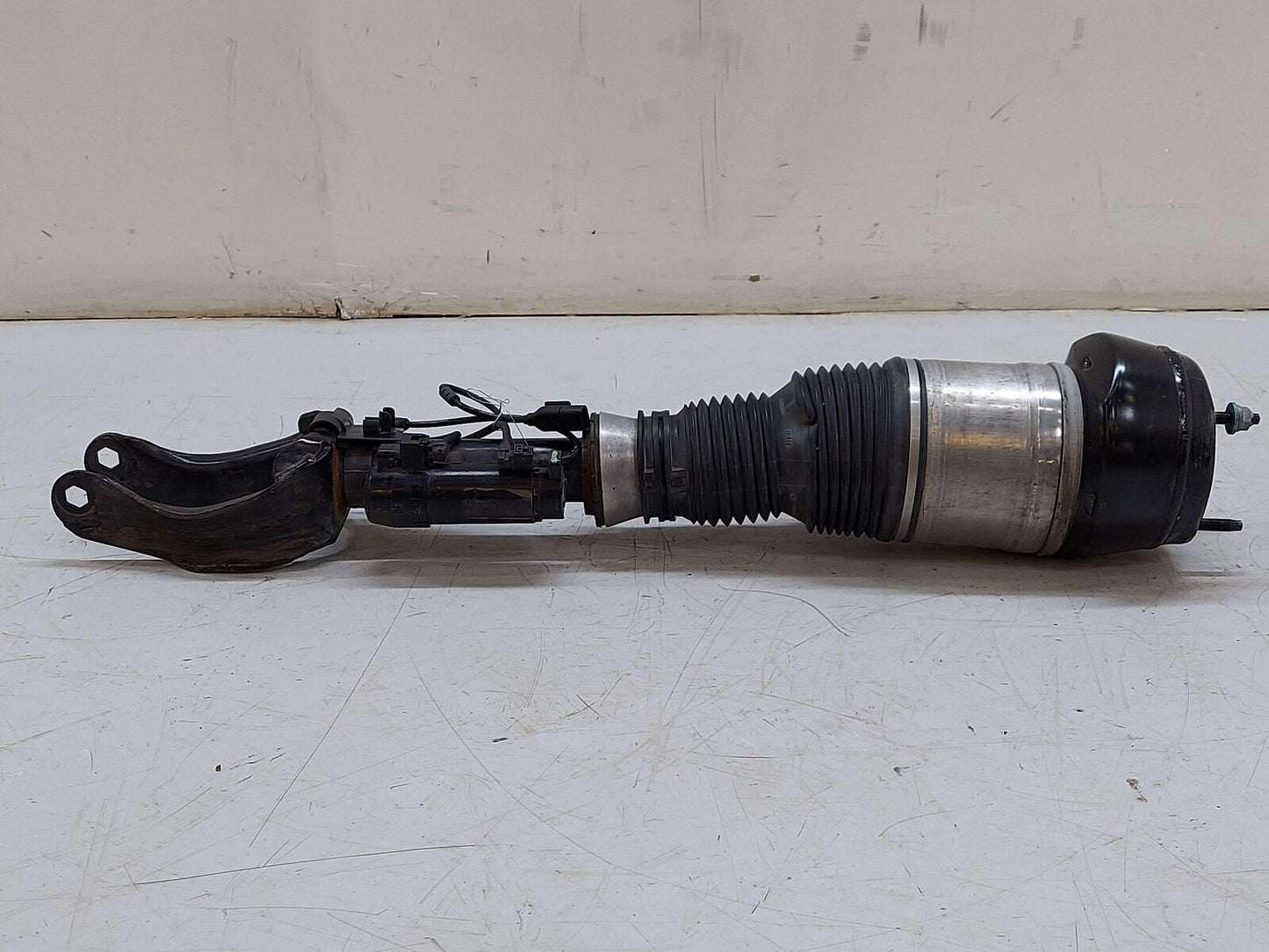 16-19 MERCEDES GLE63S AMG W166 FRONT RH RIGHT AIRMATIC AIR STRUT A2923202400 