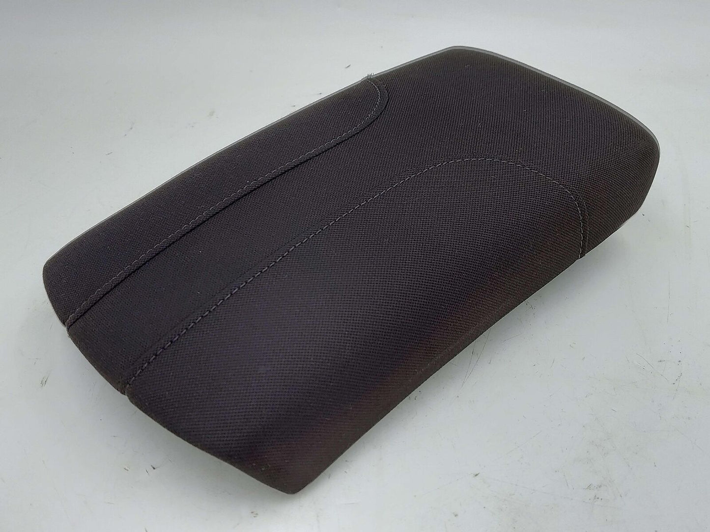 18 NISSAN QASHQAI FRONT CONSOLE ARMREST LID BLACK CLOTH W/ WHITE STITCHING