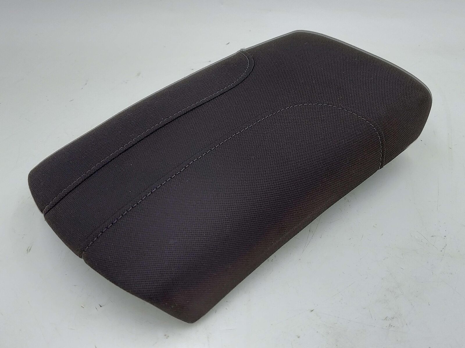 18 NISSAN QASHQAI FRONT CONSOLE ARMREST LID BLACK CLOTH W/ WHITE STITCHING