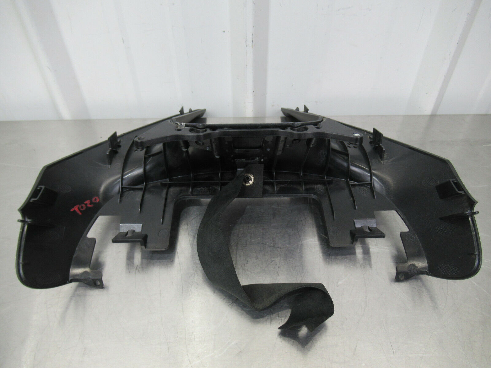 T020 2016 16 MCLAREN 570S LOWER SPEEDO COLUMN COVER 13N0630CP