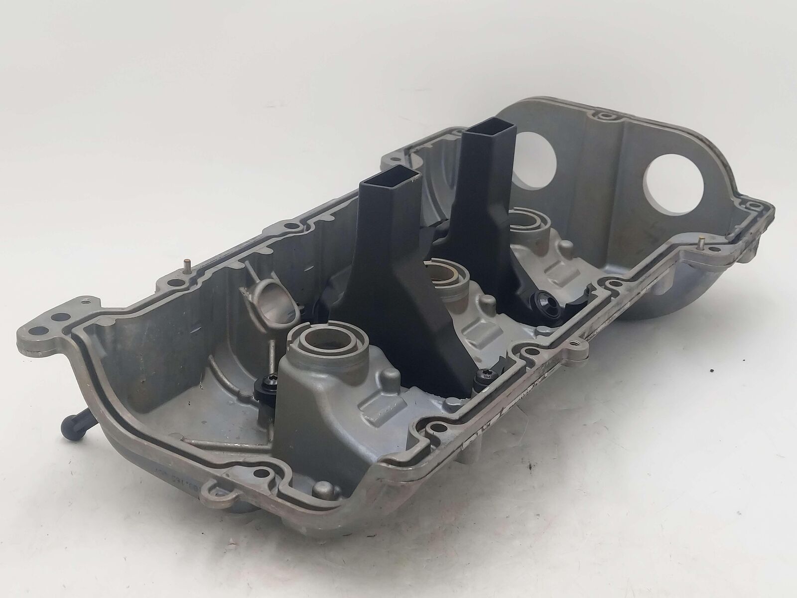 15-18 PORSCHE CAYENNE GTS 958 3.6L LEFT VALVE COVER 75001420 946105136 946105236