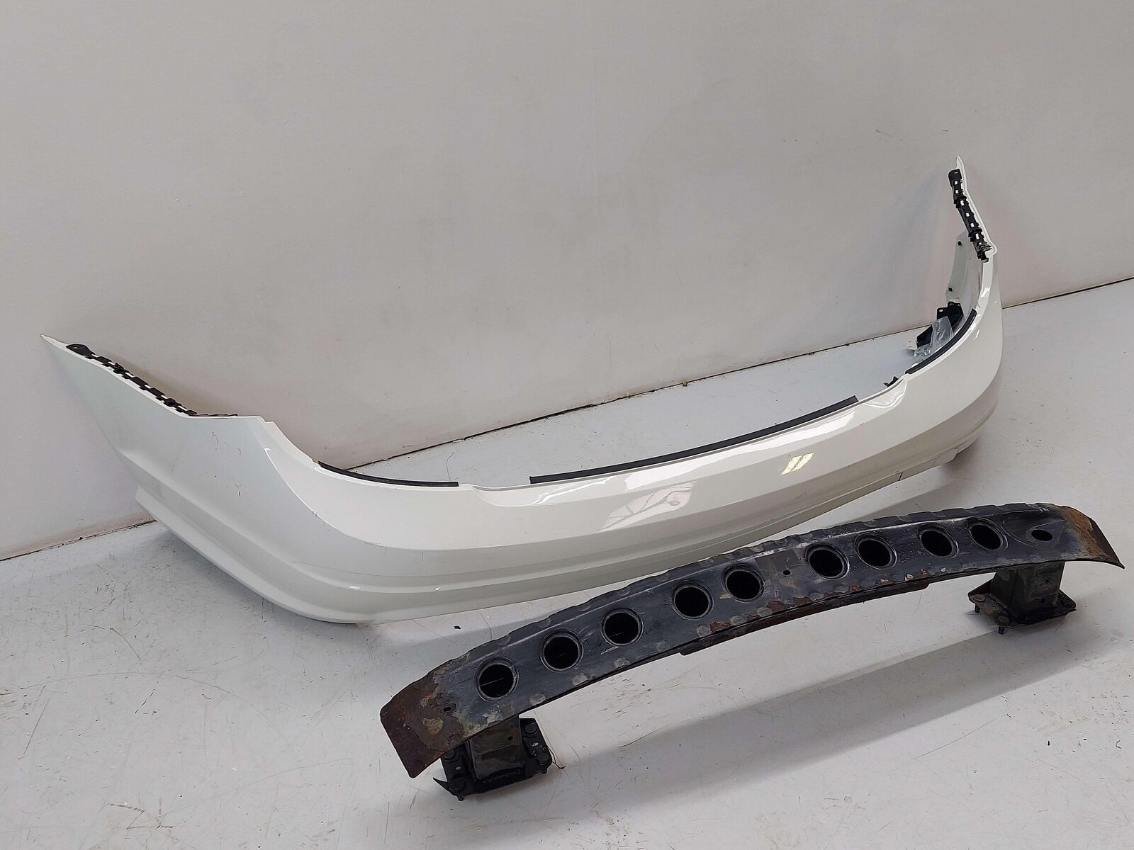 08-11 MERCEDES C63 REAR BUMPER W/ REINFORCEMENT WHITE *SCRATCHES GOUGES*