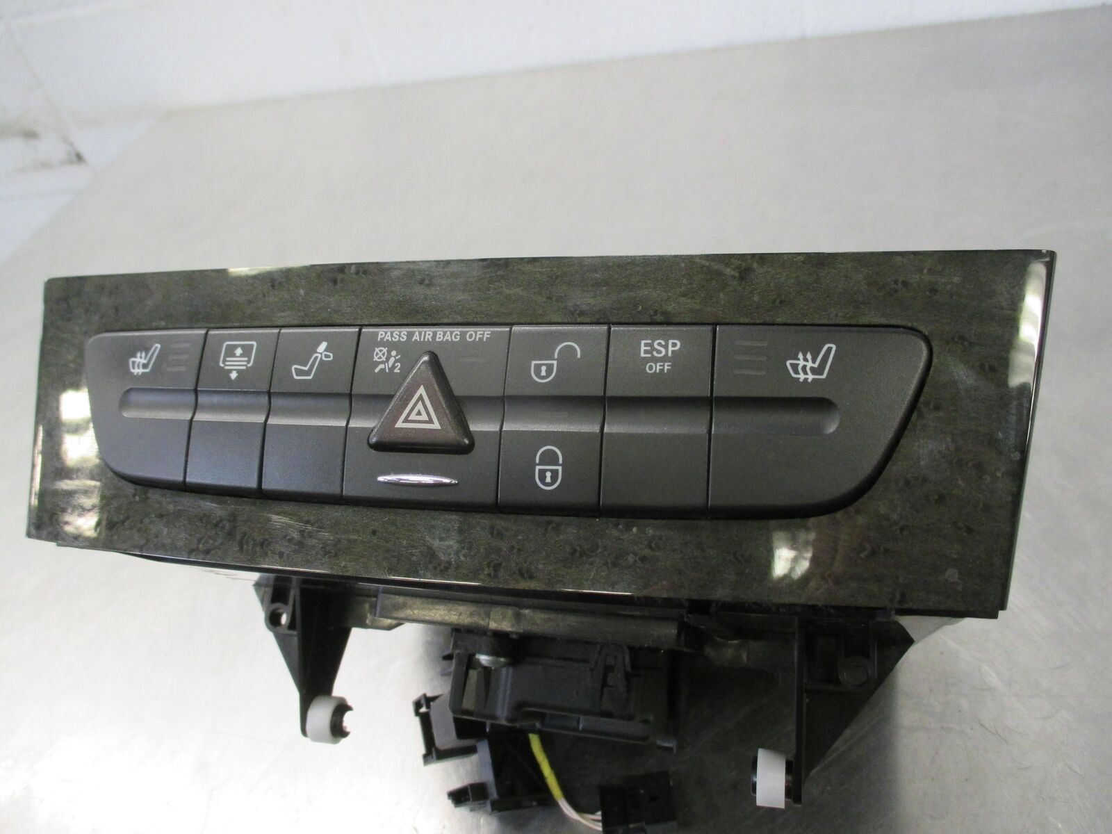 03-09 MERCEDES E350 CD changer A2118705390