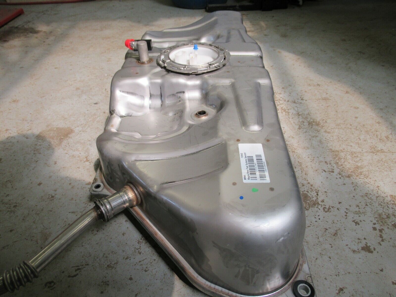 P018 BMW I8 2014-2017 FUEL TANK 