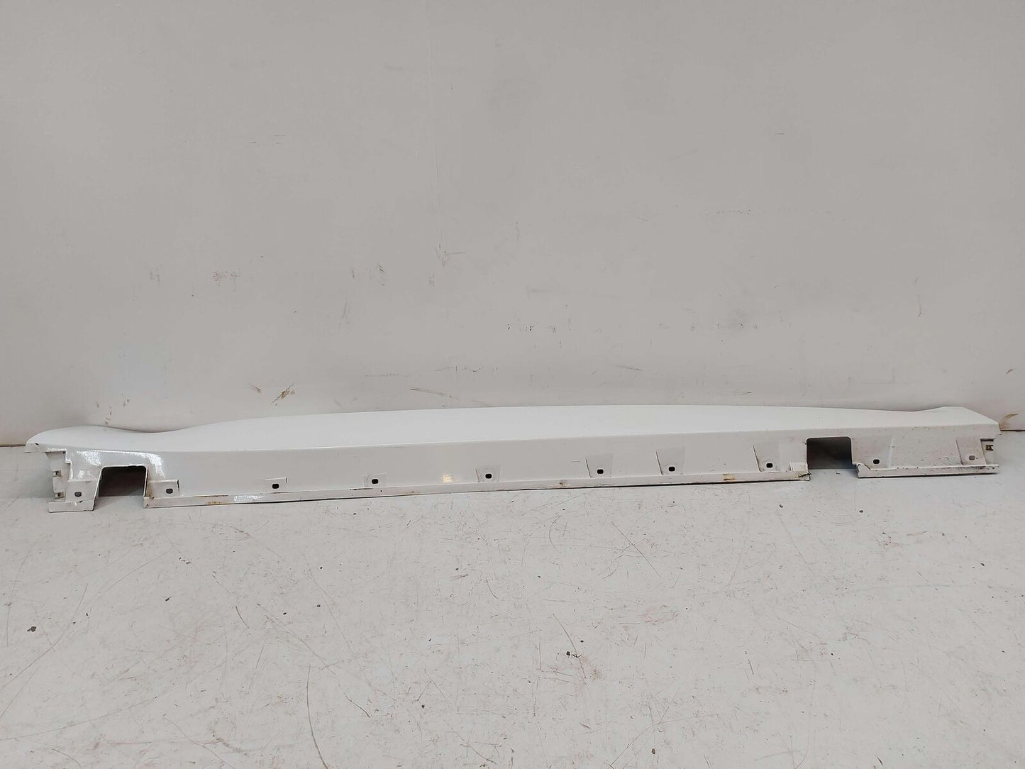 06-10 BMW M6 E63 RIGHT ROCKER PANEL SIDE SKIRT MOULDING ALPINE WHITE