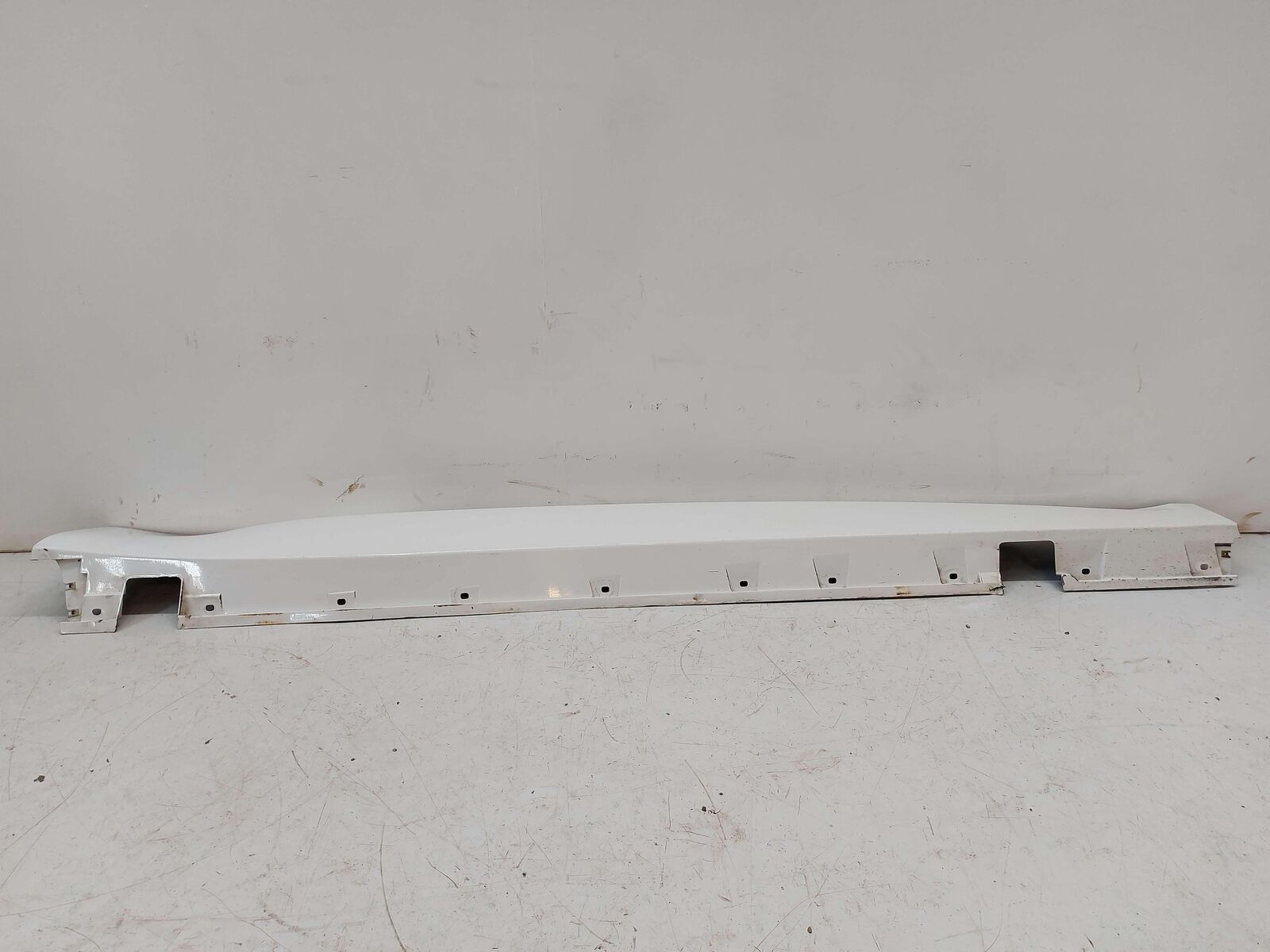 06-10 BMW M6 E63 RIGHT ROCKER PANEL SIDE SKIRT MOULDING ALPINE WHITE