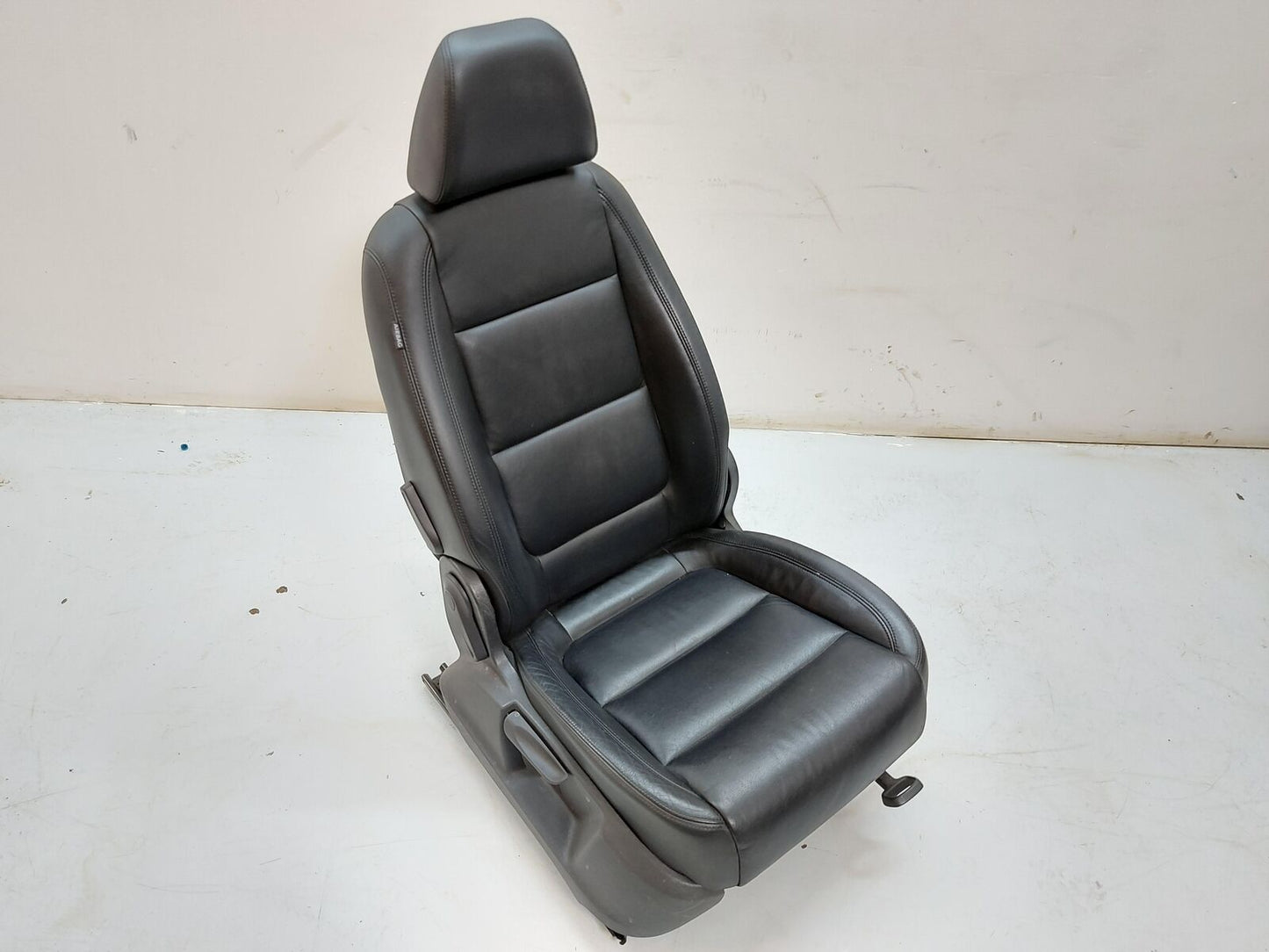 09-17 VW Tiguan Front Seat RH Right Black Leather Manual *notes