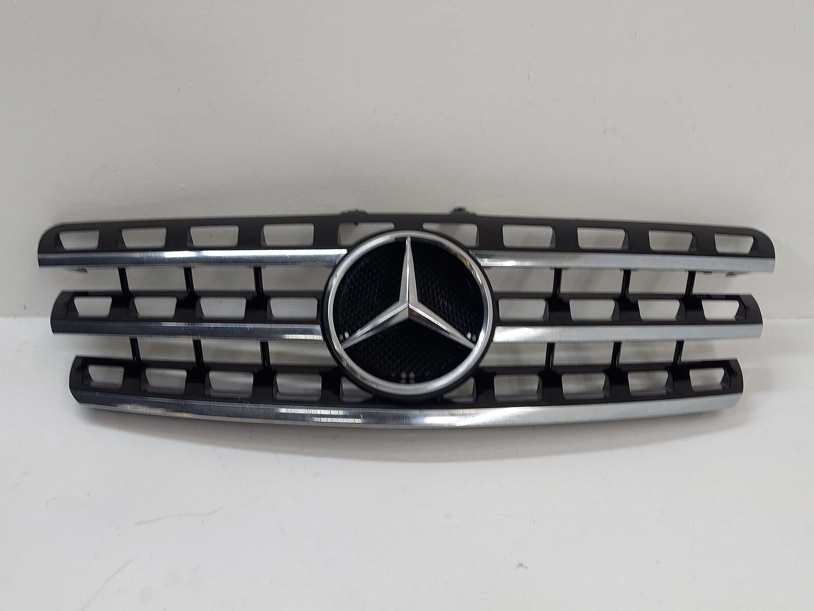 09-11 MERCEDES ML63 AMG W164 UPPER RADIATOR HOOD GRILL GRILLE A1648802085