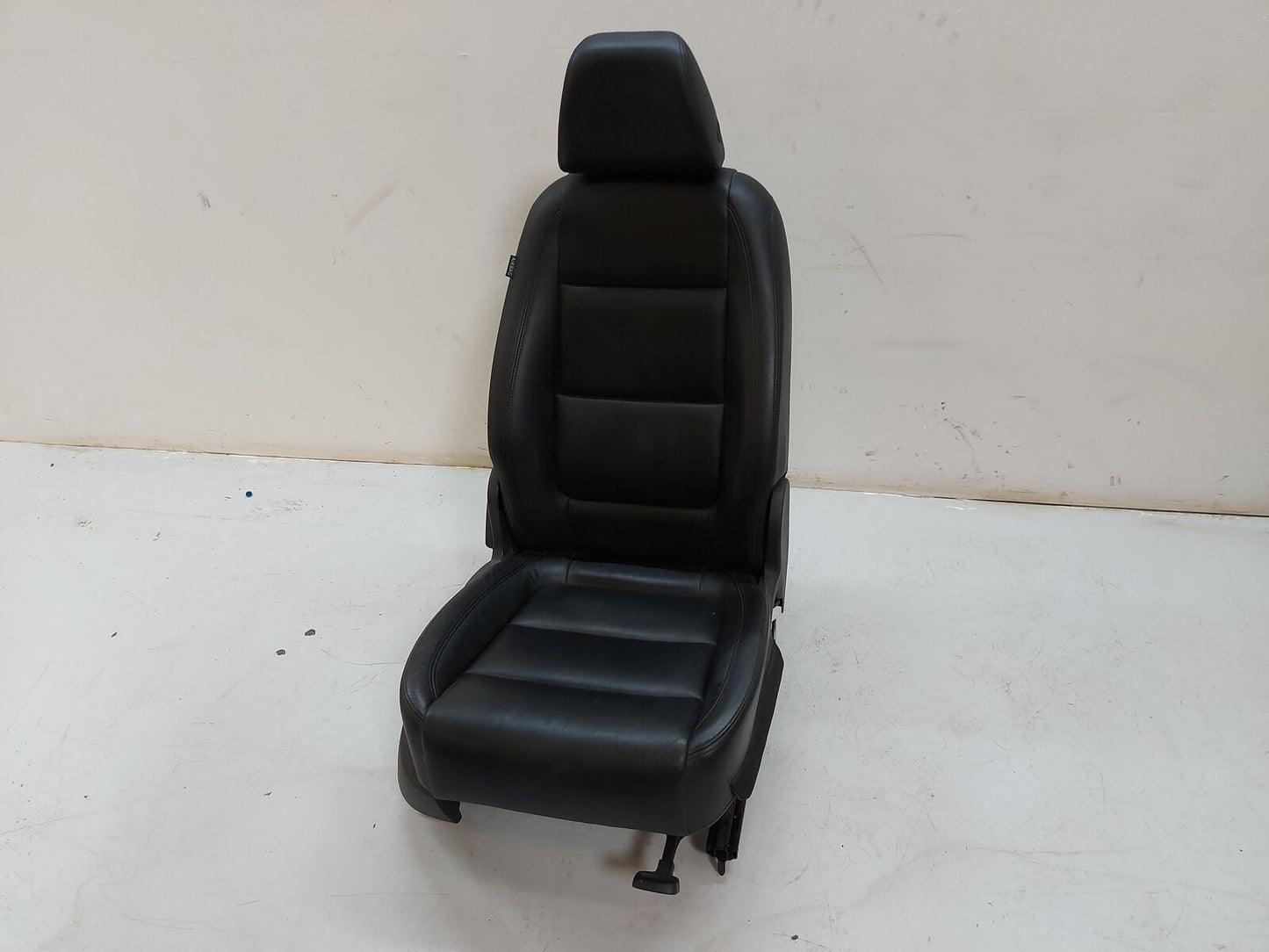 09-17 VW Tiguan Front Seat RH Right Black Leather Manual *notes