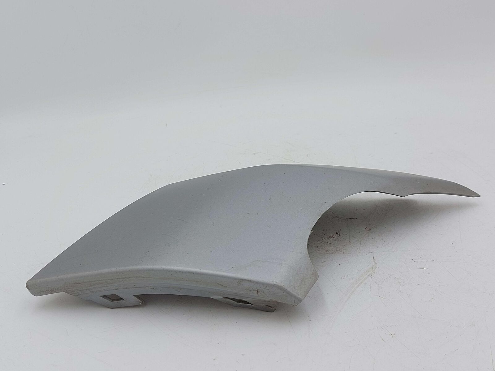 17 LAND ROVER DISCOVERY REAR RIGHT TOW HOOK COVER SILVER HY32-17D752 *SCRATCHES*